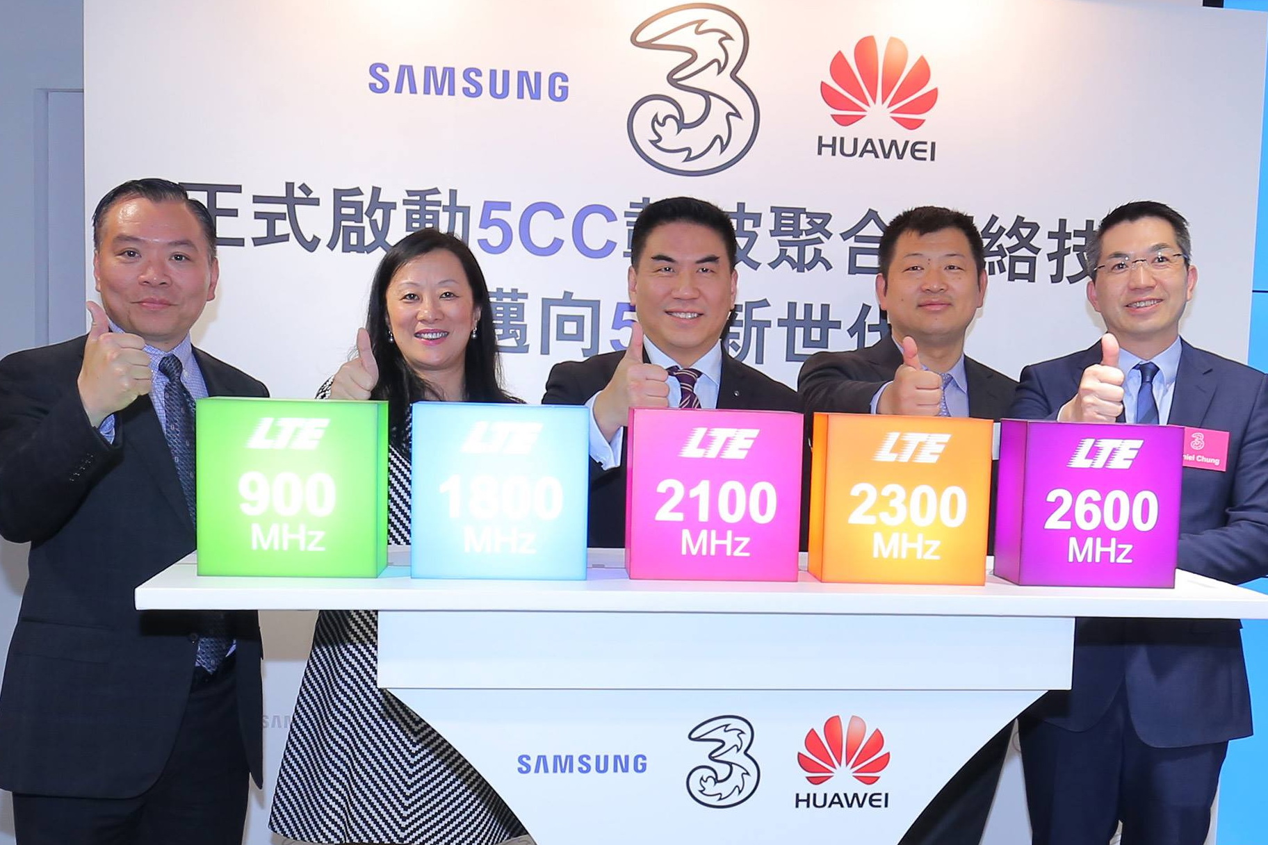 3香港鍾耀文（右一）稱，相信很快有其他手機可支援5CC技術。
