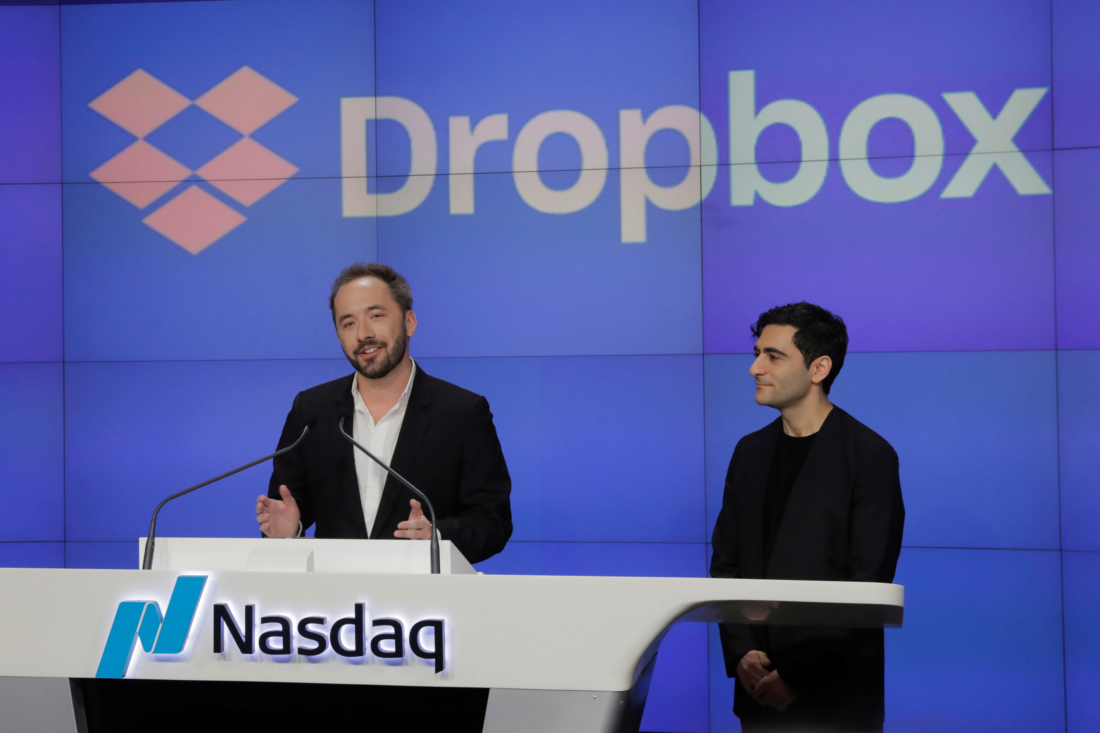 Dropbox在私人融資時，估值曾試過逼近100億美元。Dropbox聯合創辦人休斯敦（左起）及菲爾多西。（路透圖片）