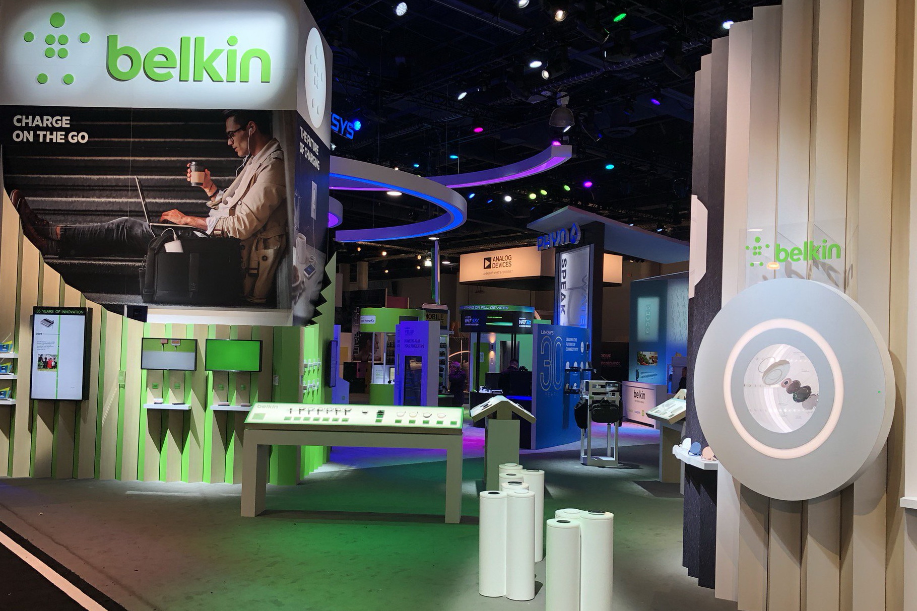 Belkin主打電腦、手機周邊、無線網絡設備，以及各種智能家居方案；圖為Belkin在今年1月的CES大會攤位。（Belkin圖片）