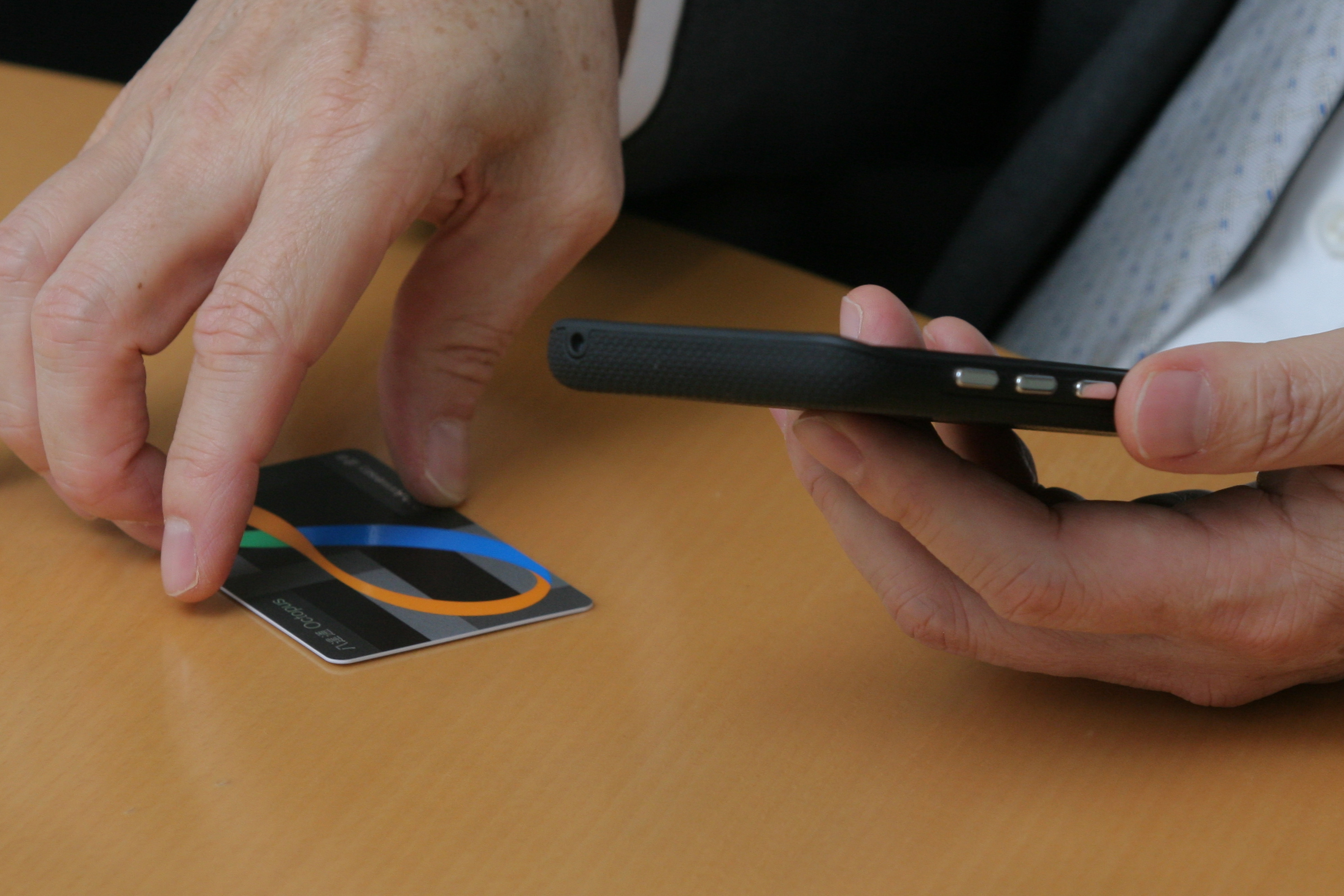 商戶只要用具備NFC功能的流動裝置，便可作八達通讀卡器。（黃俊耀攝）
