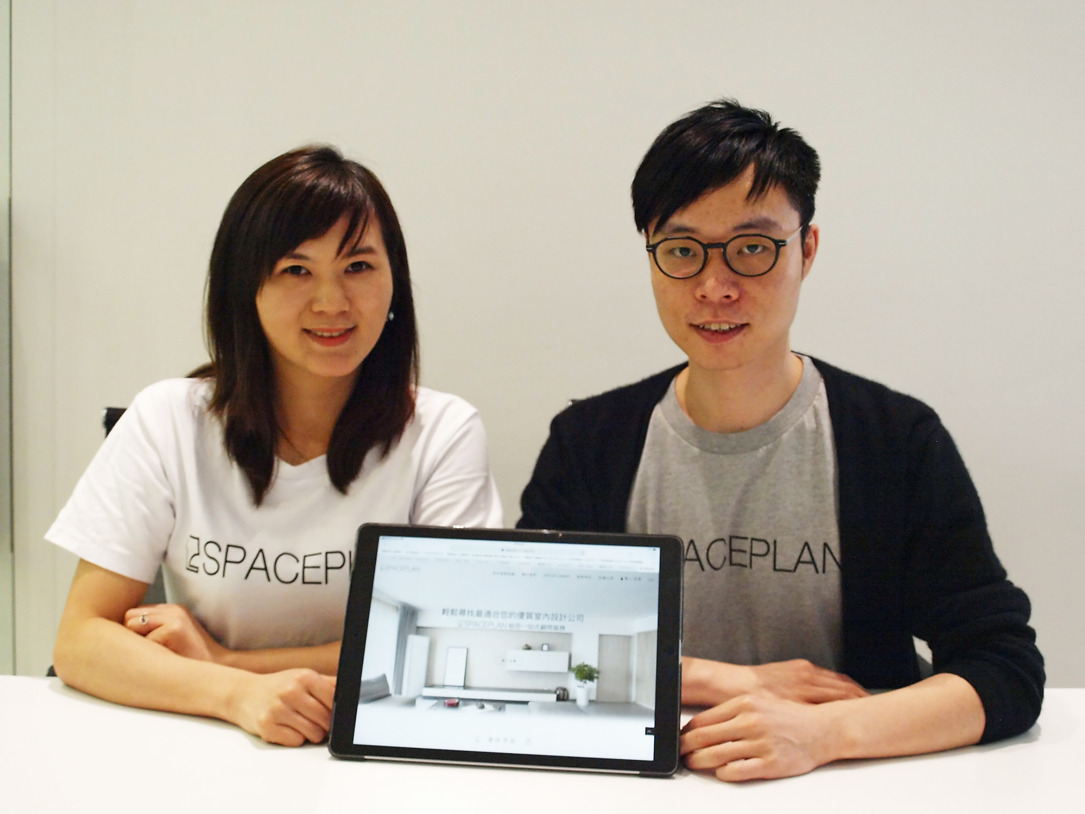 張麗香（左）及林鎮豪(右)創立裝修配對平台SPACEPLAN，方便室內設計公司找生意。（陳子健攝）