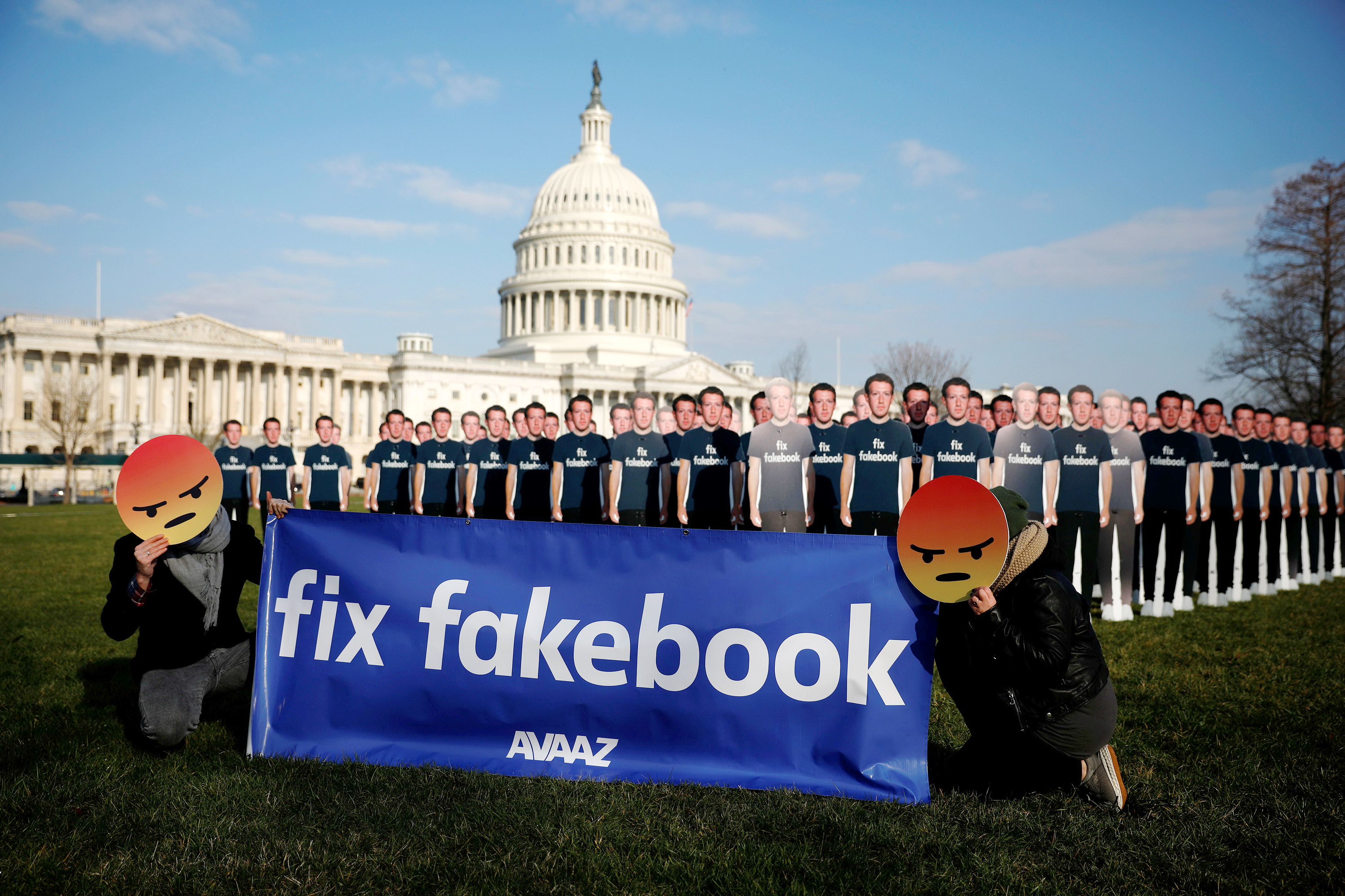 100個朱克伯格紙牌人被放在國會山莊外，諷刺仍有數以億計假Facebook賬戶傳播假資訊。（路透圖片）