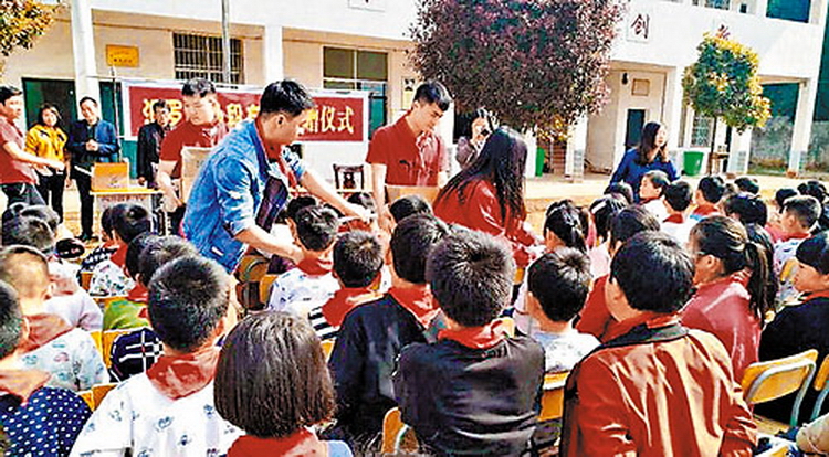 湖南省「汨羅內涵段友會」3月26日向貧困學童贈送物資。（網上圖片）