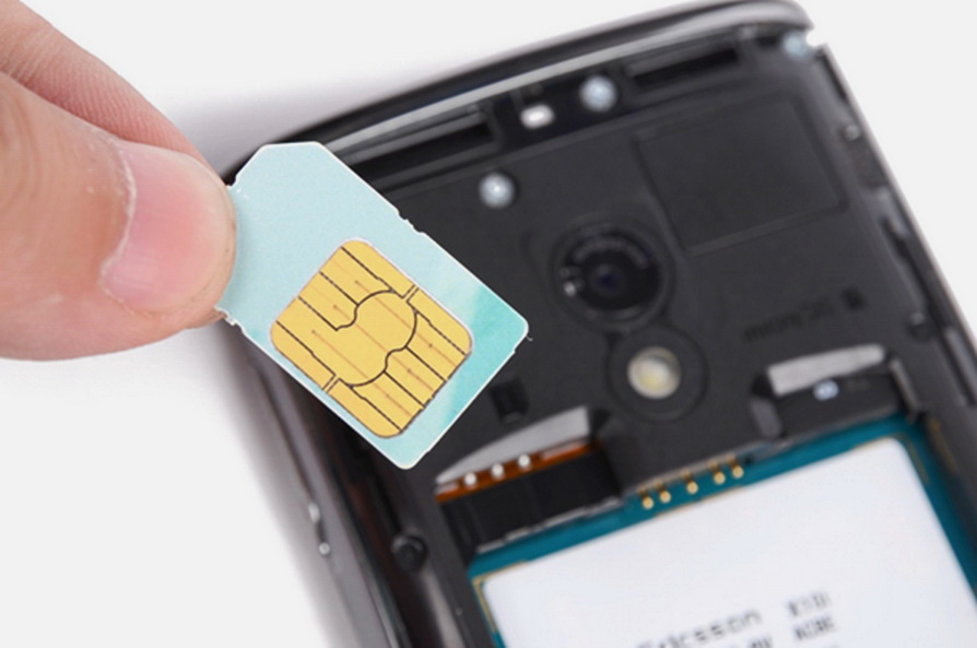 現時用戶切換流動電訊商，必須人手更換SIM卡。（網上圖片）