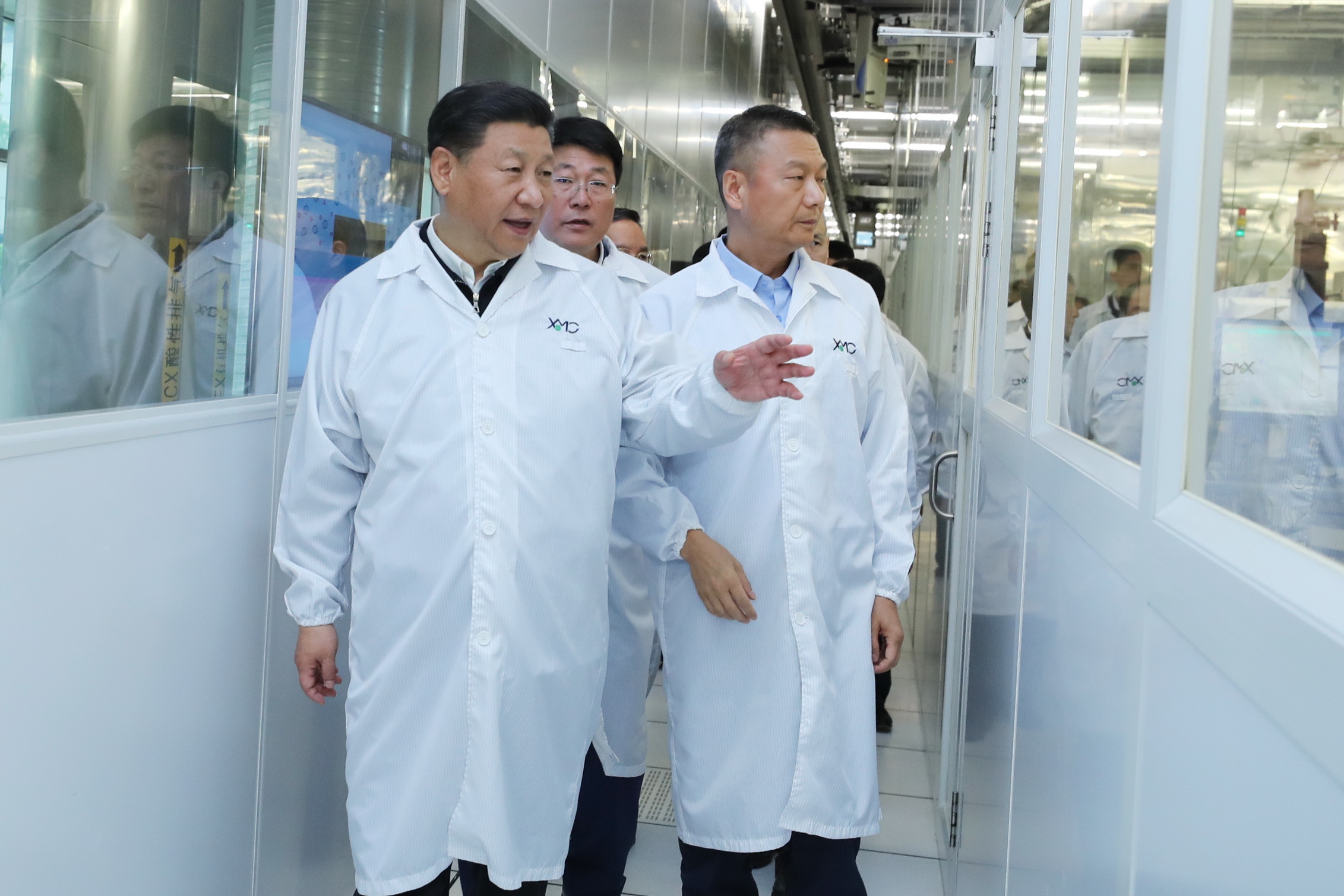 習近平（左）昨到武漢視察集成電路生產廠房。（新華社圖片）