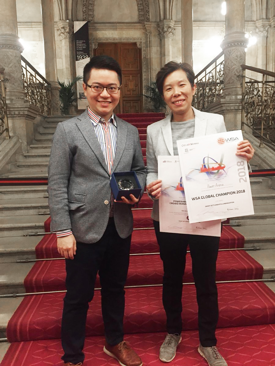 香港初創MotherAPP憑實時人流管理技術，在奧地利的世界信息峰會大獎「智慧城市」組別中獲勝，Alan與Wendy當日便親赴維也納會場領獎。（受訪者提供圖片）