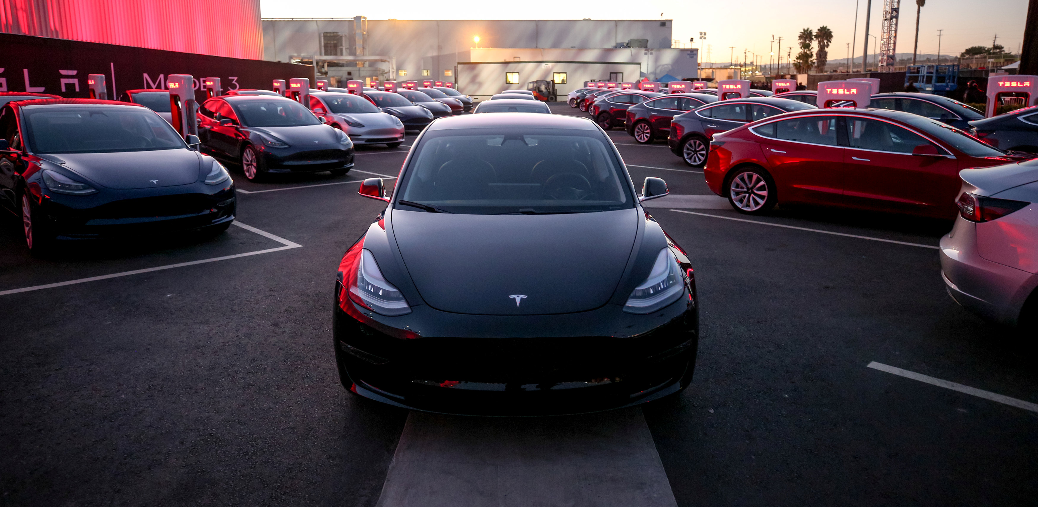 隨着馬斯克在前線工廠「瞓梳化」拆解產能樽頸，現時Tesla Model 3每周產能已提升至接近3000輛。（路透資料圖片）