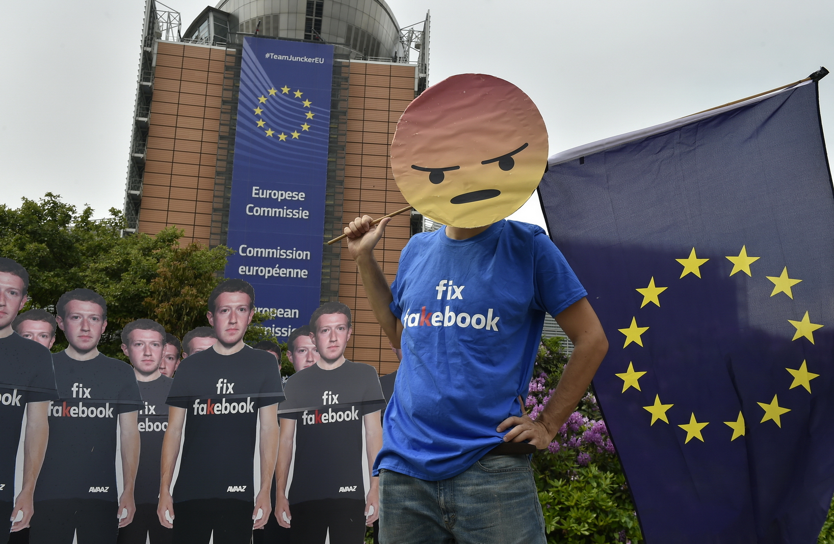 朱克伯格周二到訪歐洲議會，再為fb用戶資料外洩事件道歉；有示威者於歐盟總部外豎起朱克伯格紙板肖像，要求加強監管fb。（法新社圖片）
