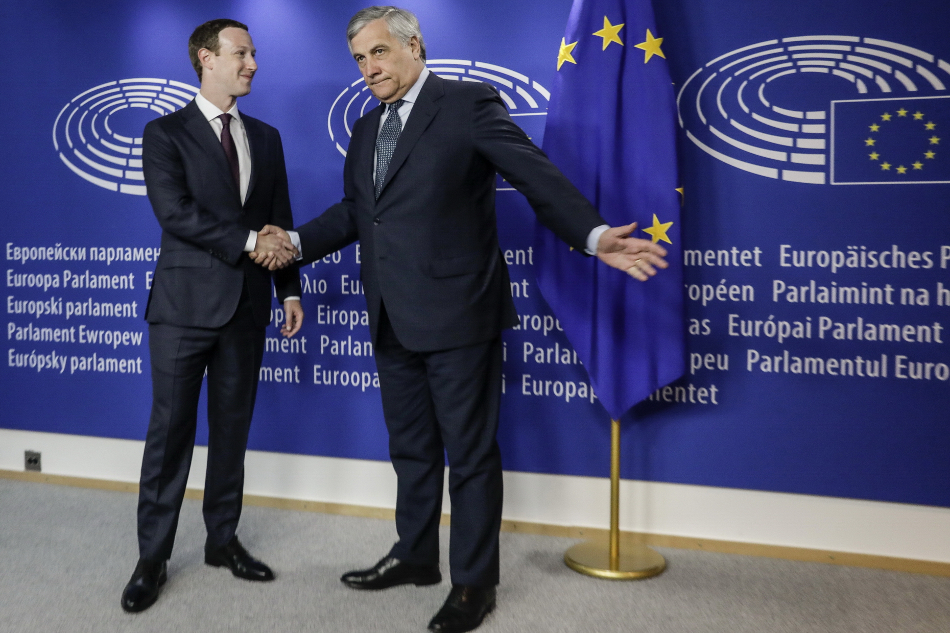 朱克伯格（左）抵達歐洲議會時獲塔亞尼（右）迎接。（法新社圖片）