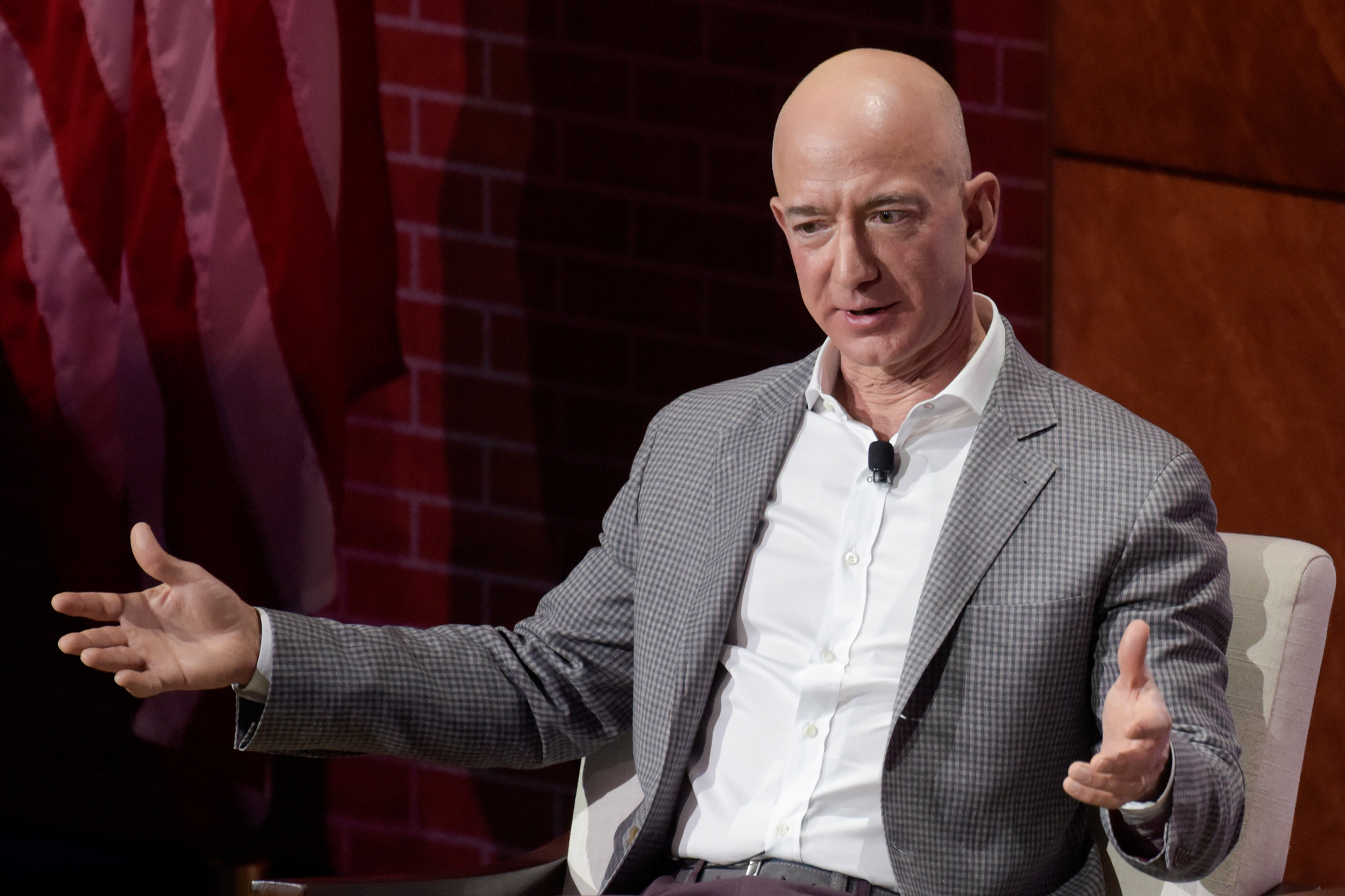 Jeff Bezos曾說過，「我們必須學會賣食嘅、着嘅，這樣才能夠成為年銷二千億美元的企業。」（路透資料圖片）
