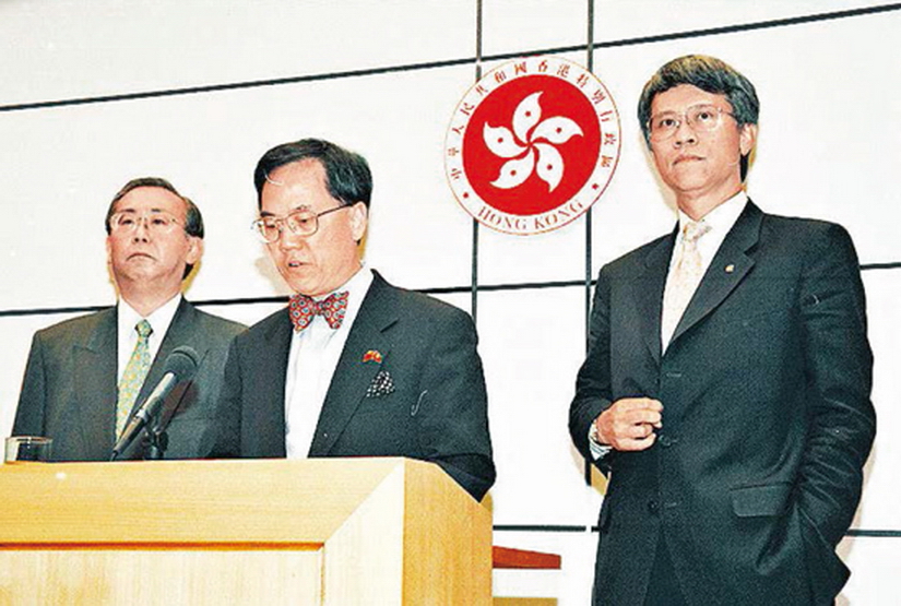 1998年亞洲金融風暴襲港，時任財政司司長曾蔭權（中）、財經事務局局長許仕仁（左）與金管局總裁任志剛（右）一起「打金融大鱷」。
