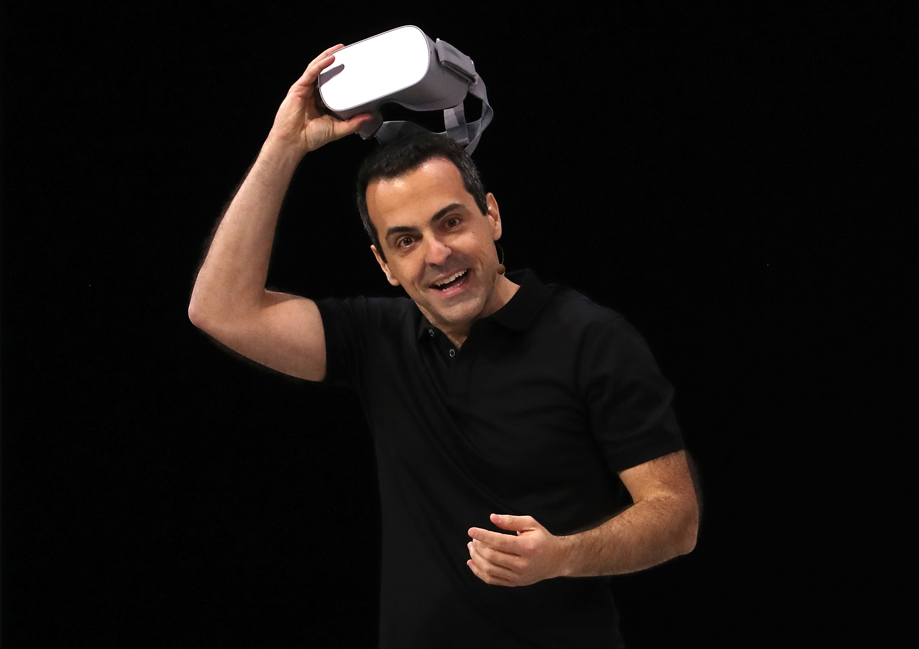 fb VR業務副總裁雨果巴拉，在F8大會上親身試戴Oculus Go。（法新社圖片）