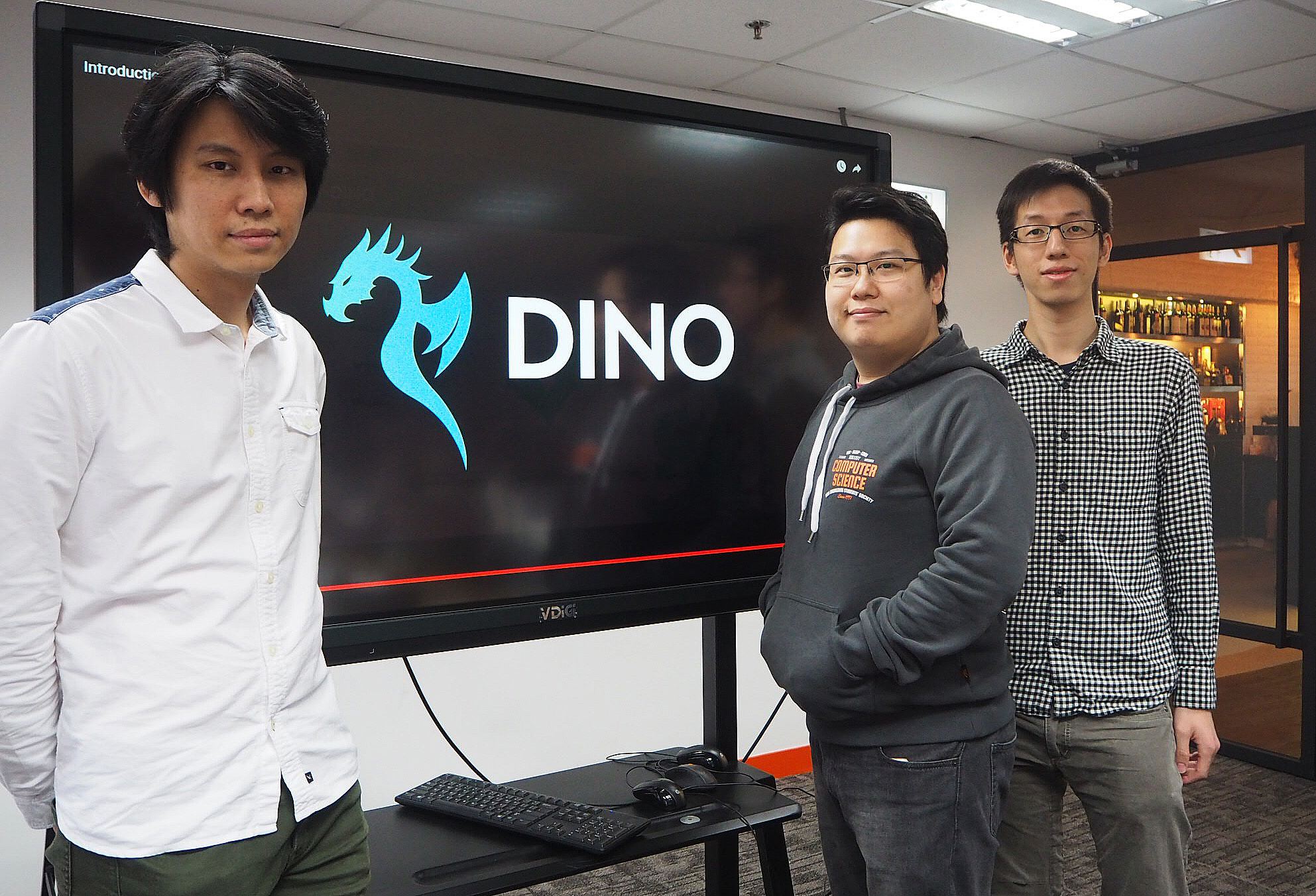 （左起）DINO創辦人黃越發指出，智能合約有助解決多個傳統合約問題﹔旁為另一位創辦人兼首席技術官Warner Hong（圖中），以及首席科技總監兼區塊鏈開發者Ryan Cheung。（羅雅琳攝）