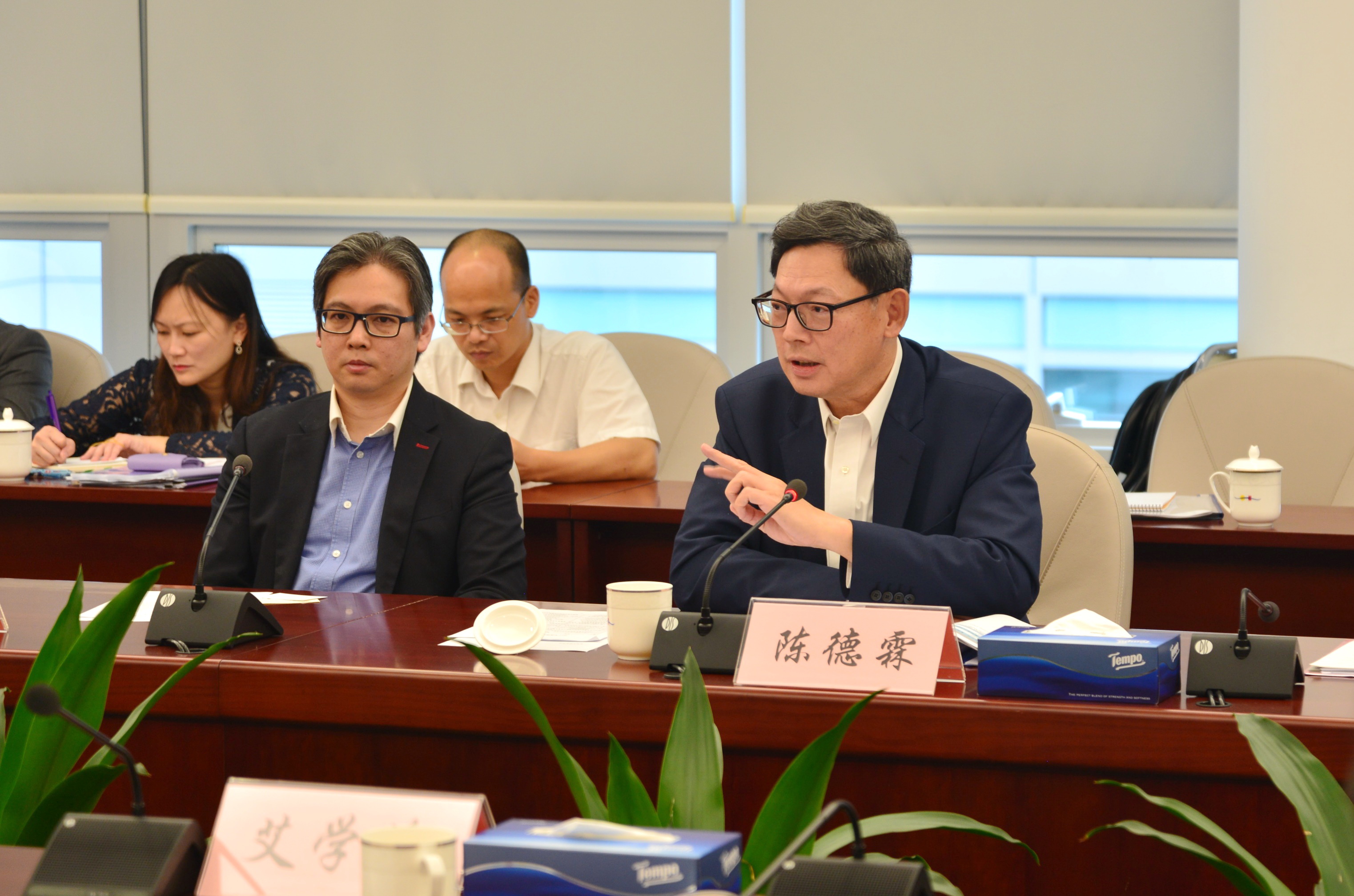 金管局陳德霖（右）昨在深圳出席「深港金融創新合作座談會」。（政府新聞處圖片）