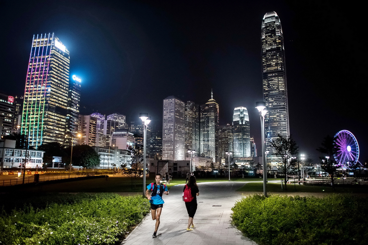 物聯網令萬物互聯，當中包括智能街燈，香港須盡早應用5G服務才能推動發展。（法新社資料圖片）