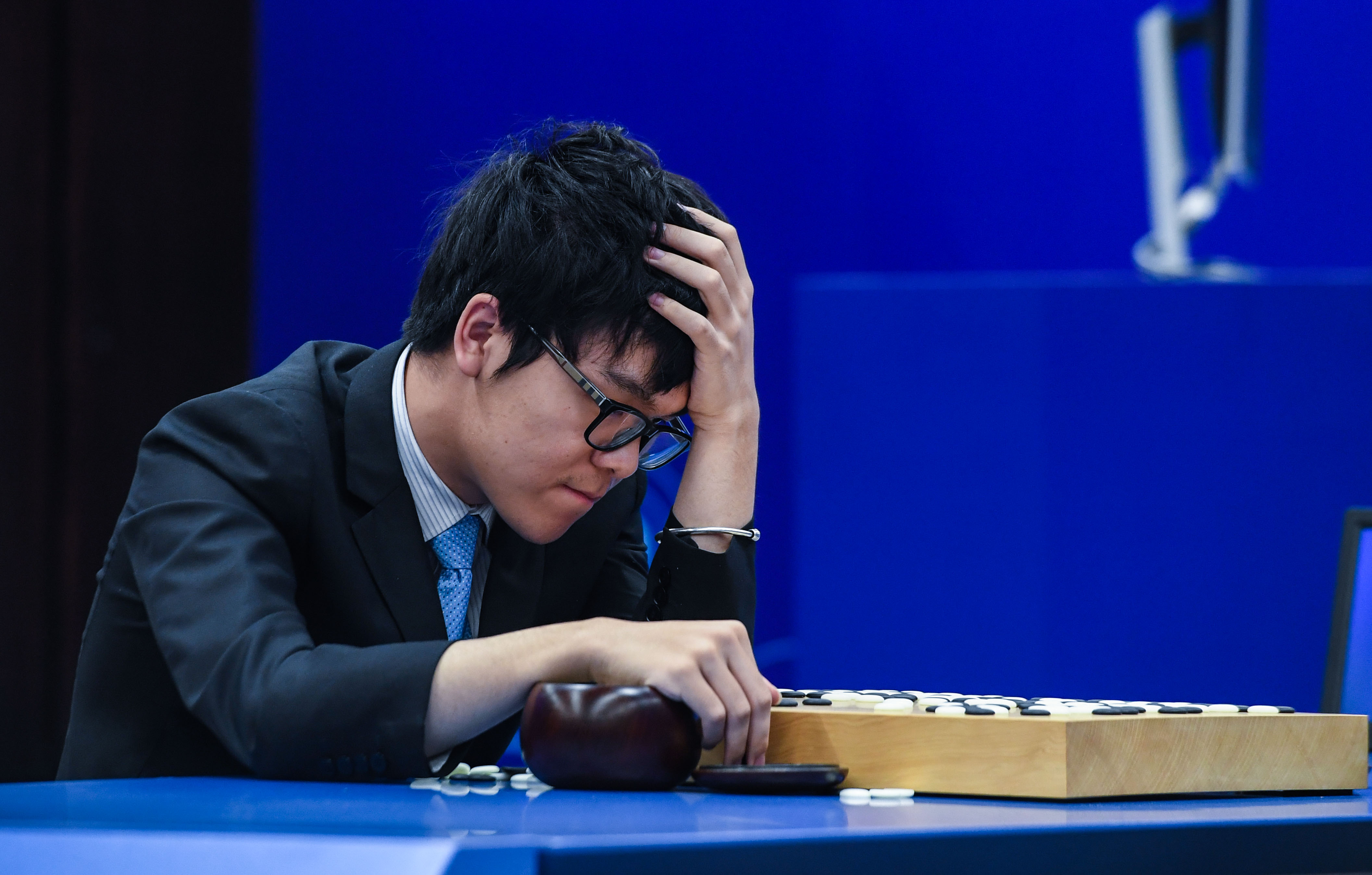 去年，中國排名第一的職業九段棋手柯潔跟AlphaGo作人機圍棋大戰，結果柯潔三連敗，不敵AlphaGo。（新華社資料圖片）