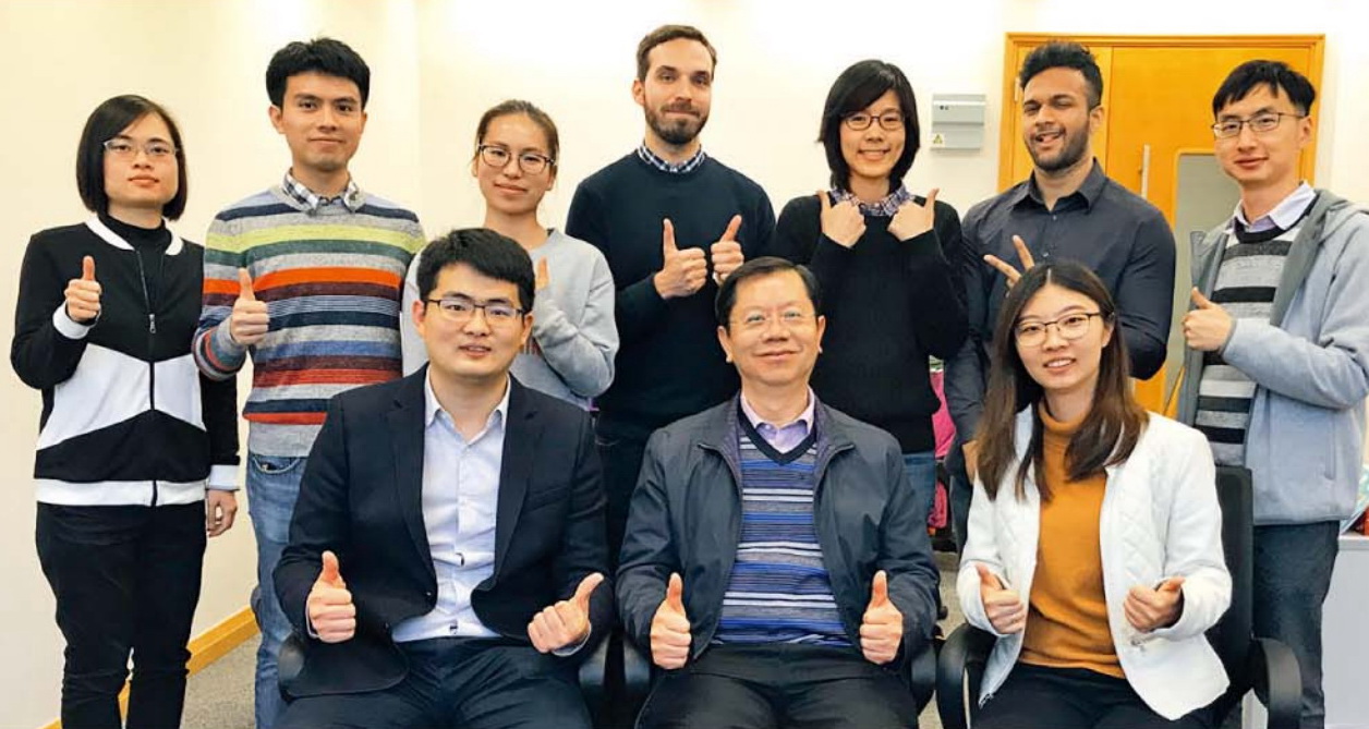 視見科技創始團隊除了聯席CEO陳浩（前排左一），還有擔任首席科學家的中大計算機科學與工程學系王平安教授（前排中）。（中文大學網上圖片）
