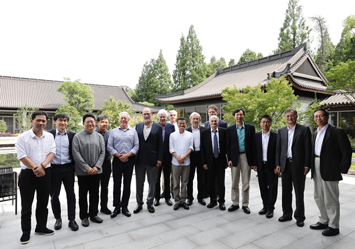 羅漢堂首批15位學術委員會成員有6名諾獎得主，與馬雲（中）在杭州閉門開會兩天。