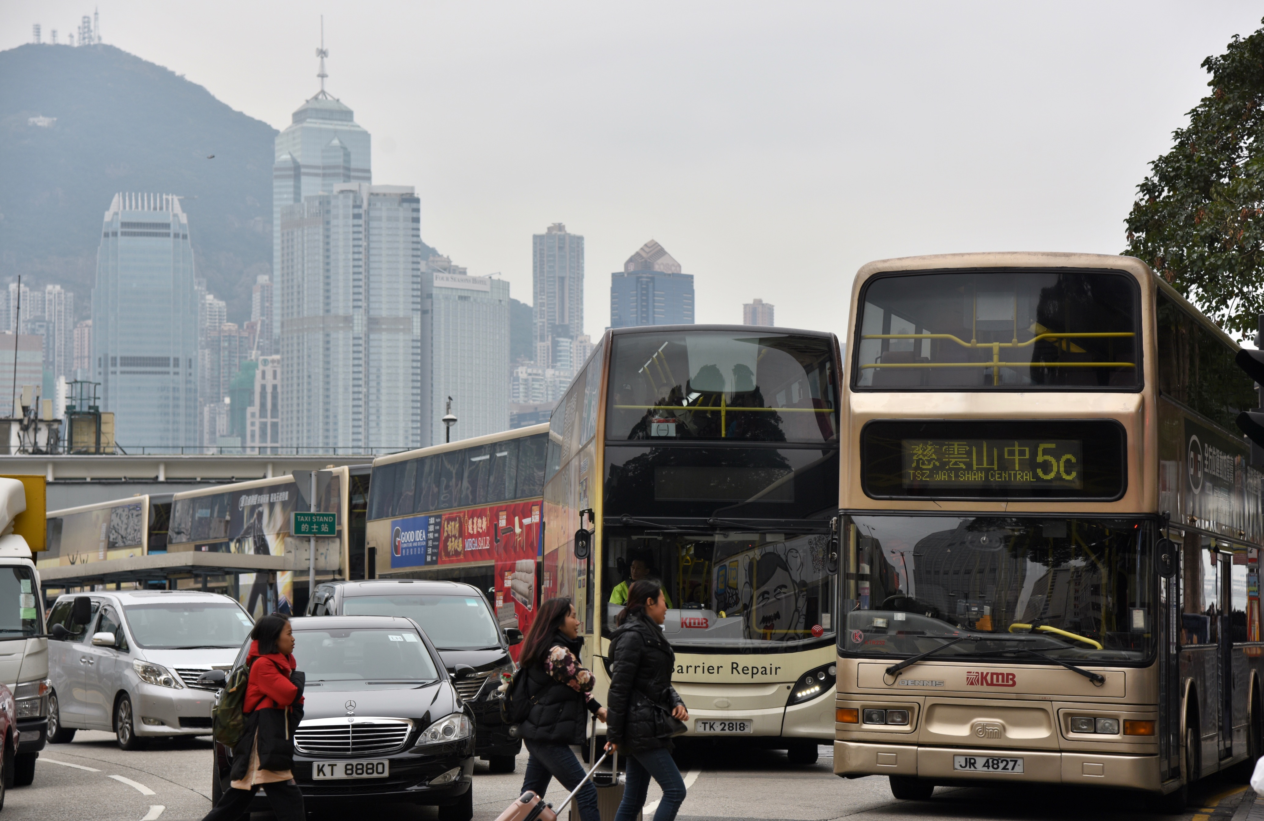 巴士服務佔香港出行總量的33%，但不少巴士路線和港鐵重疊，資源分配不均。（中新社資料圖片）