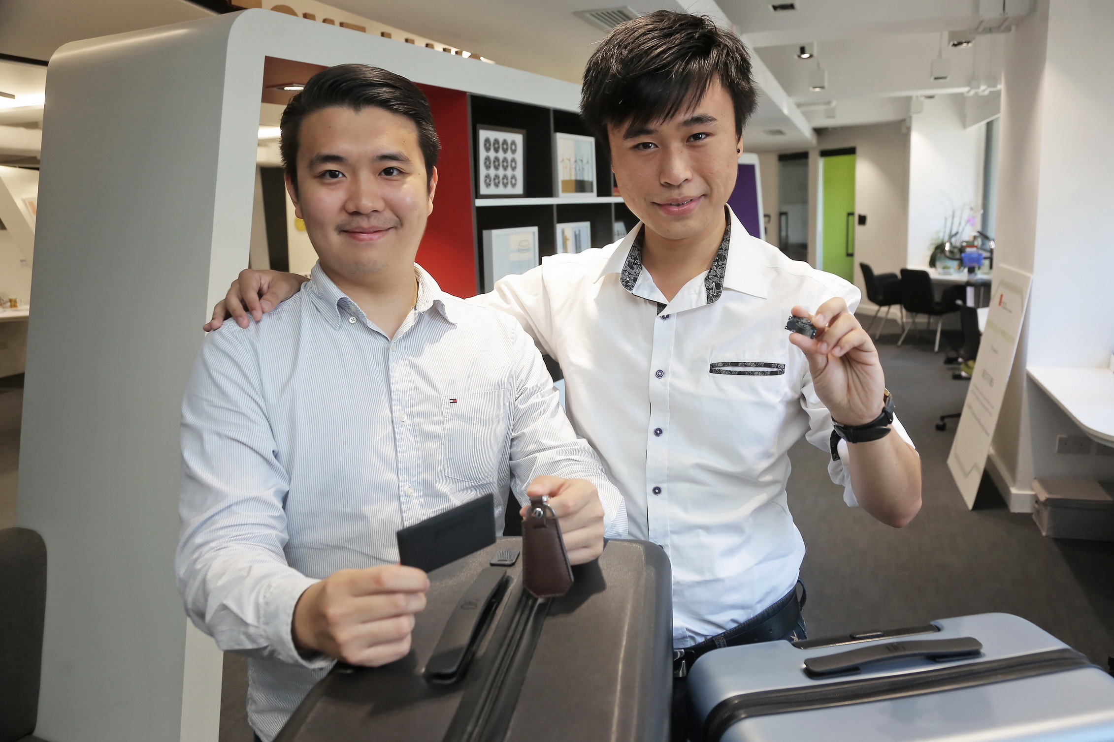 劉栢林（左）及郭瑋強（右）創立的R-Guardian，研發可用於行李箱、手袋等的防丟、防盜等技術。（黃潤根攝）