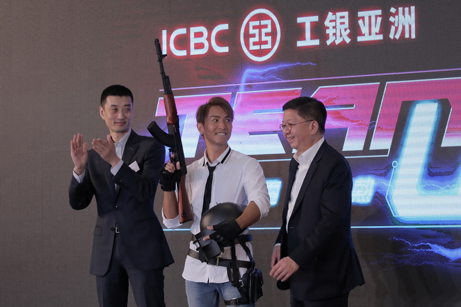 旅發局總幹事劉鎮漢（右）及歌手陳柏宇（中）昨出席「工銀亞洲Team Up 2018電競狂熱」開幕禮。（黃俊耀攝）