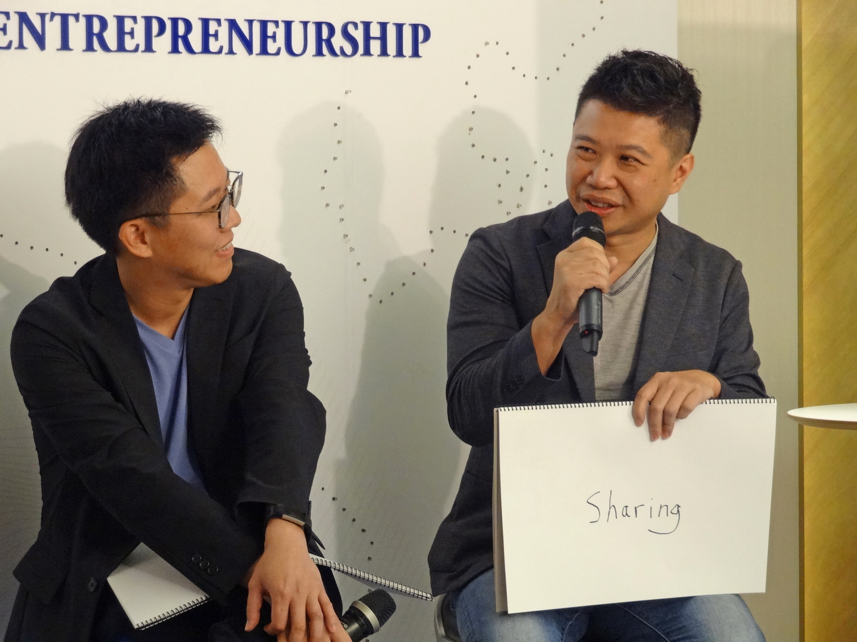 ZEROZONE創辦人羅國明（右）希望將矽谷的分享文化，帶到香港的共享工作間中。