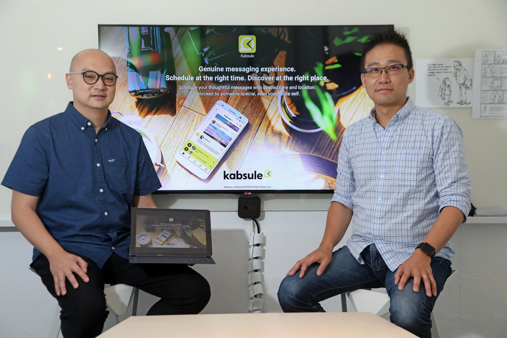 吳兆康（左）與陳偉基（右）相識多年，更一同研發通訊程式Kabsule，程式剛於本月十八日上線。（何澤攝）