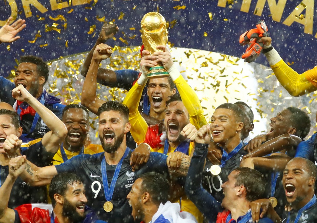 法國隊捧走世界盃，法國隊官方贊助商華帝股份履行承諾，向購買了「奪冠套餐」產品的顧客全額退款。（路透社圖片）