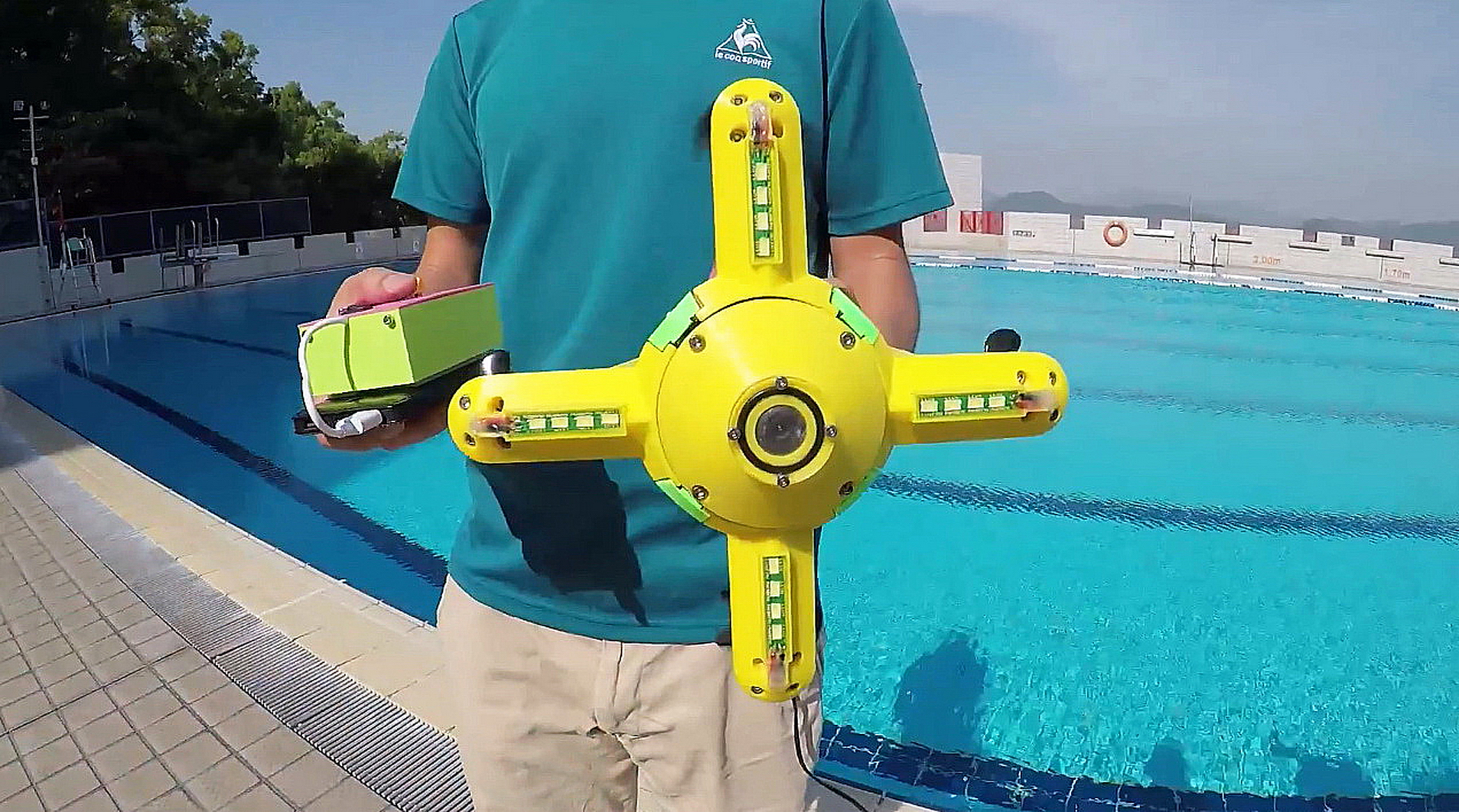 圖中Dolphin無人潛水機屬於第三代，前置鏡頭為水底拍攝之用。（網上圖片）