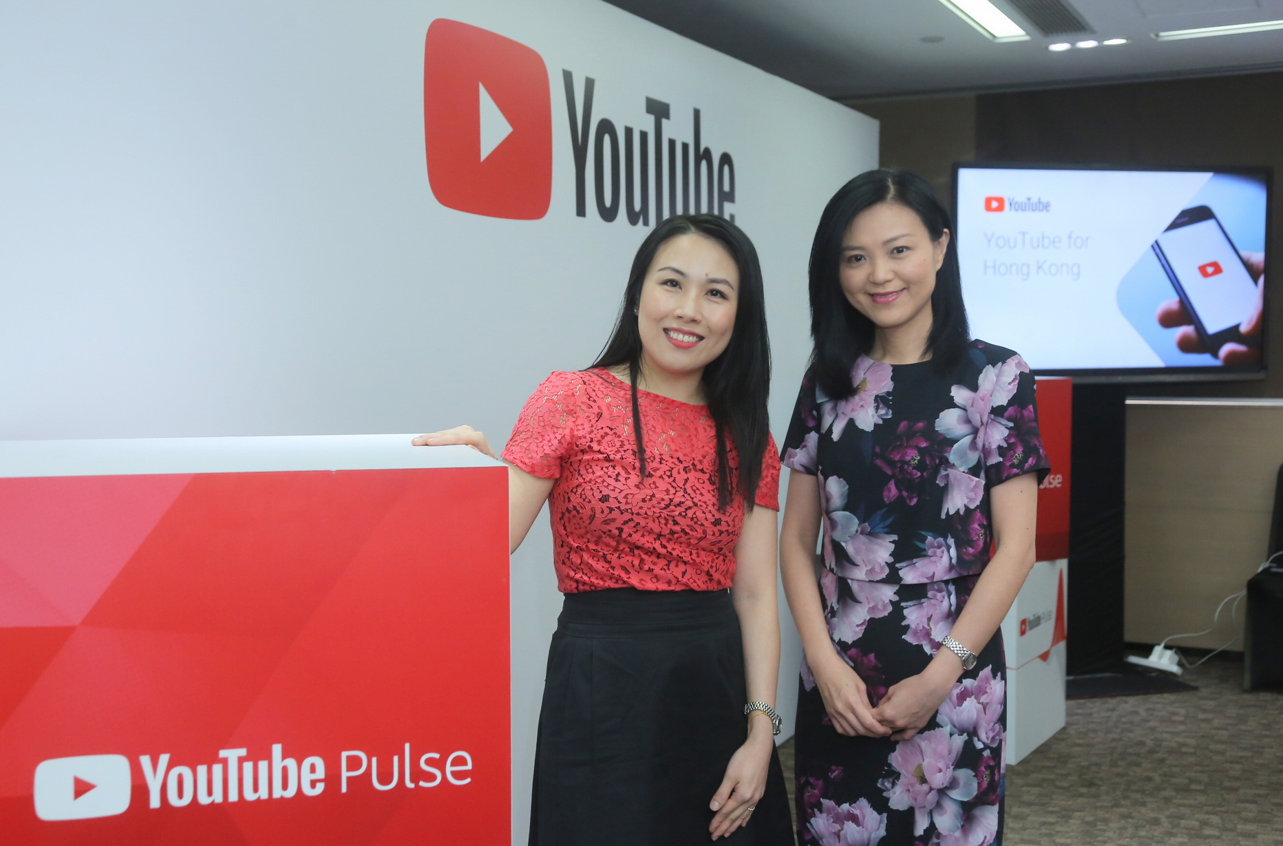 YouTube在香港將優先推出新功能；圖左為伍伊娃。（黃潤根攝）