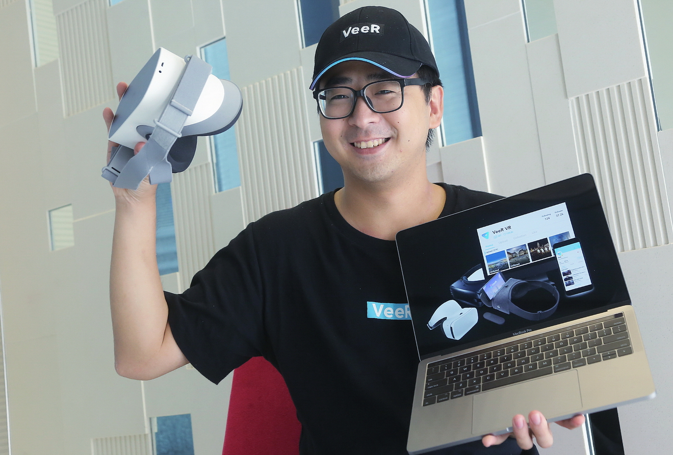 葉瀚中2016年從美國矽谷回流，跟兩位拍檔創立VR內容平台VeeR VR。（黃潤根攝）