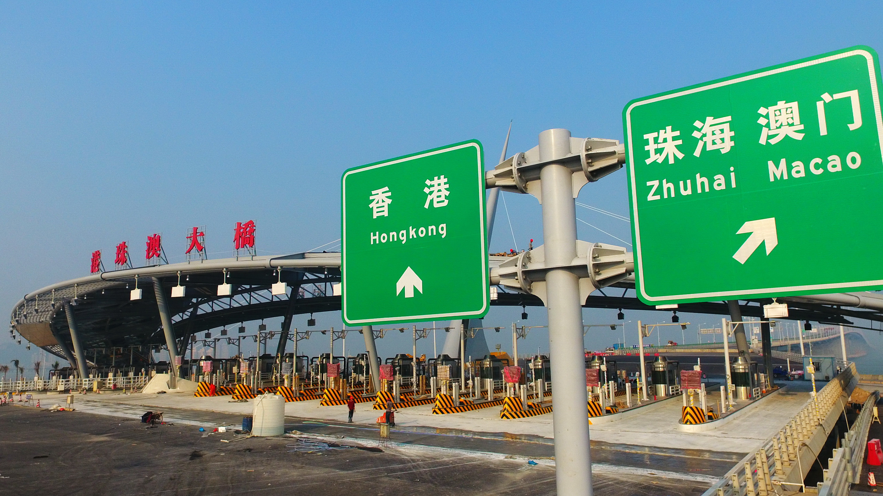 港珠澳大橋通車在即，珠海香港兩地的車程，可將目前的70分鐘的路程縮短至35分鐘。 （新華社資料圖片）