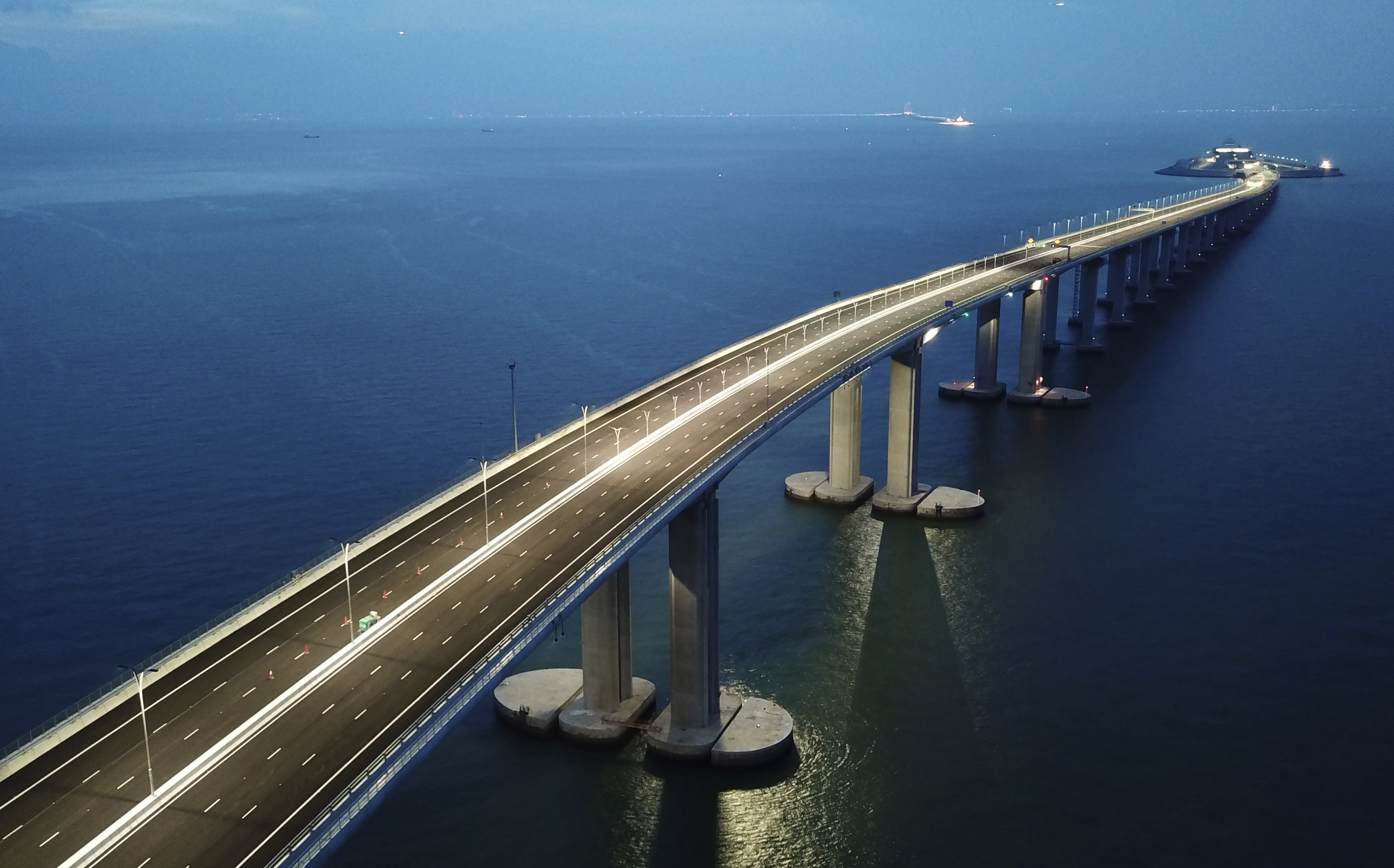 港珠澳大橋將香港及珠海連結起來，如倫敦、巴黎雙城記。（中新社資料圖片）