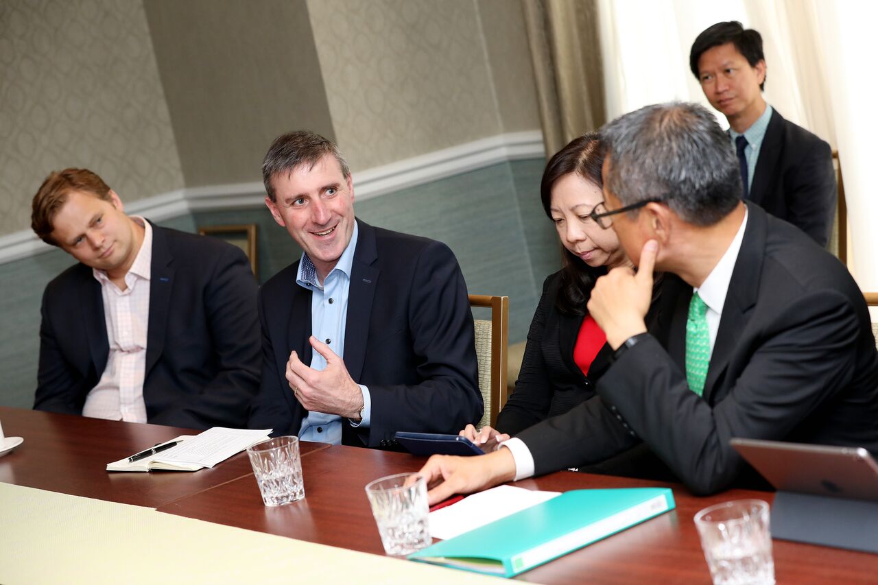 CurrencyFair行政總裁Paul Byrne（左二）與財政司司長陳茂波（右一），探討金融科技企業未來發展。（CurrencyFair圖片）