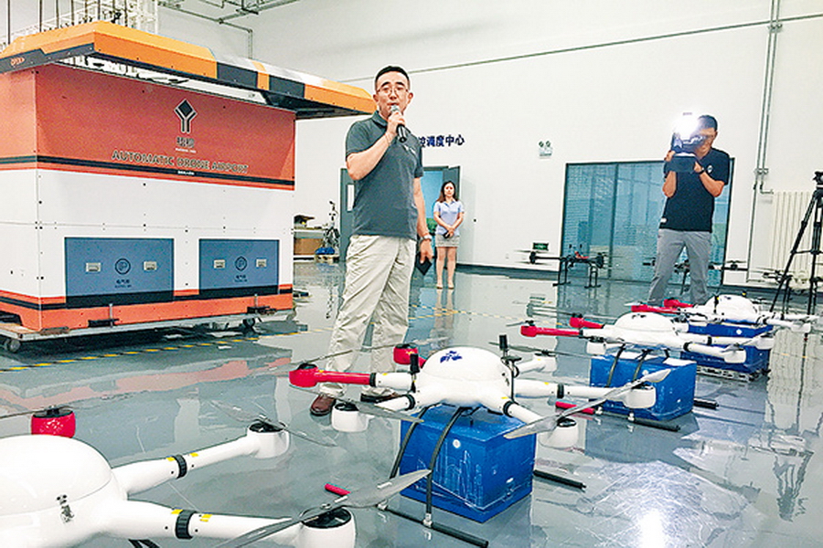 一飛智控副總經理陳東華展示公司旗下用於物流運貨的無人機。