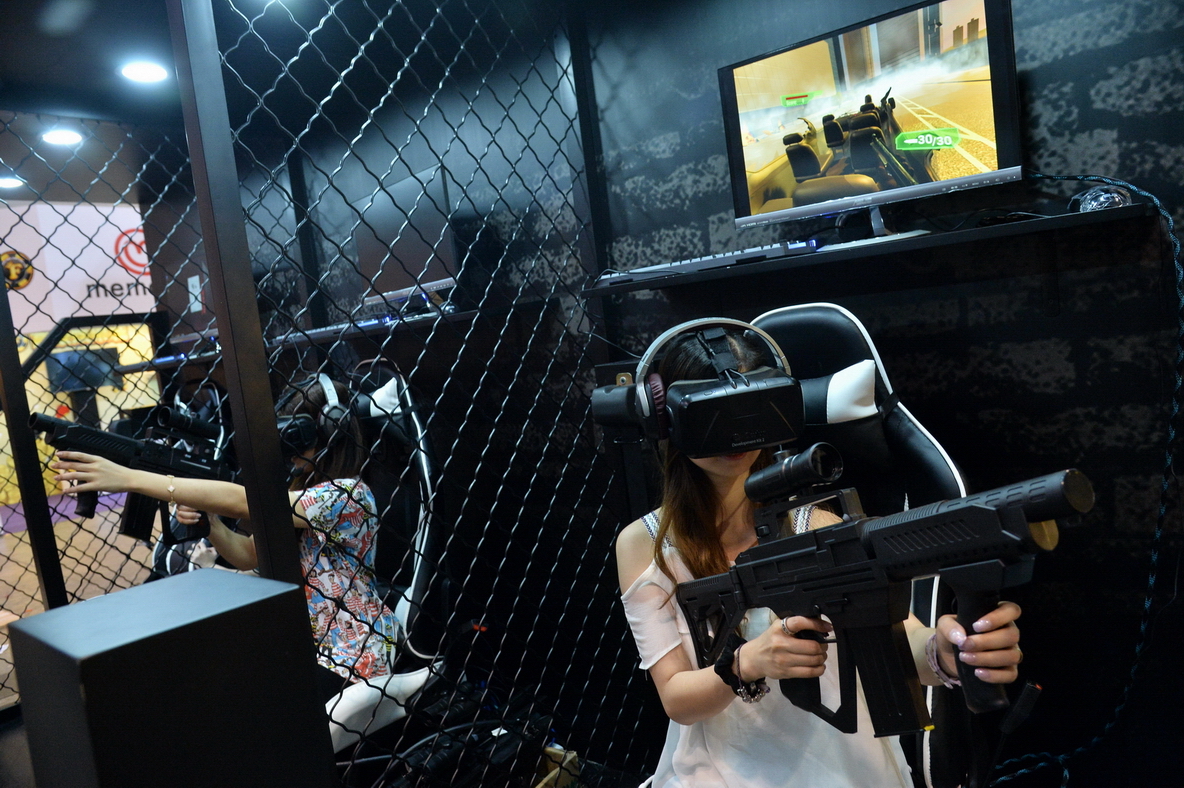 入場人士可以試玩虛擬實境（VR）遊戲。（政府新聞處資料圖片）