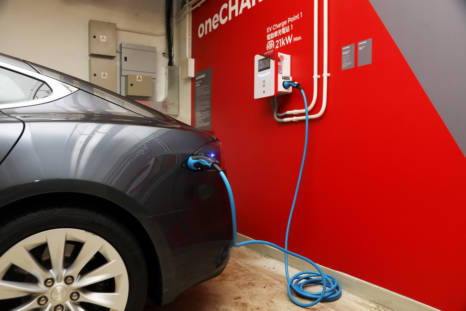 oneCHARGE充電站的一大優點，就是兼容不同品牌的電動車。（何澤攝）
