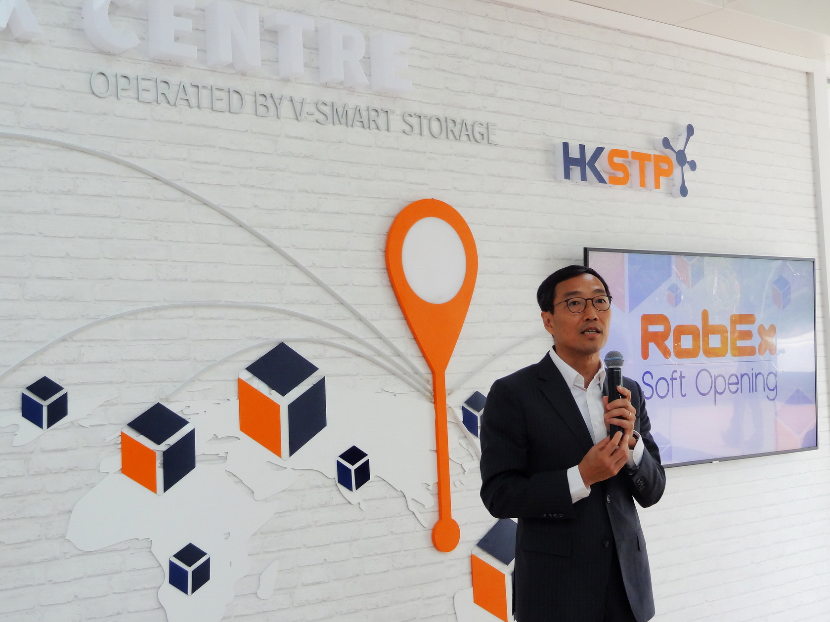 香港科技園公司行政總裁黃克強表示，機械人速遞中心的成立，正好向業界展示如何運用創新科技開展新的營運模式，以推動香港邁向智慧城市的發展步伐。