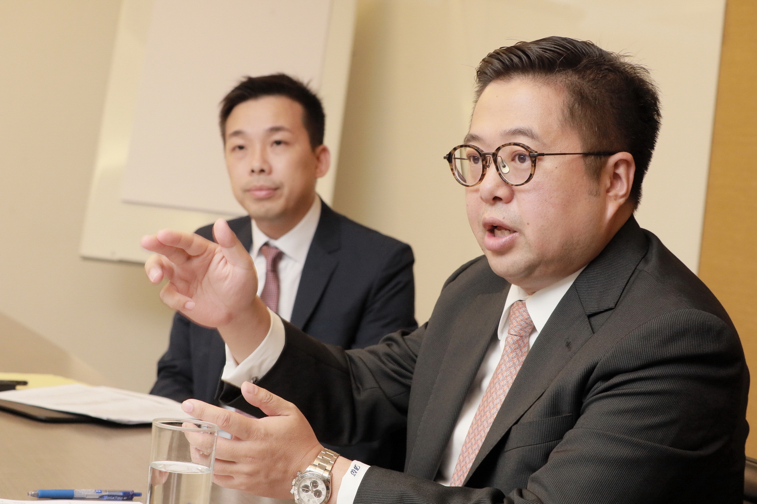 黃煒邦（右）表示，香港有望穩入全球新股集資三甲；旁為黃金錢。（黃勁璋攝）