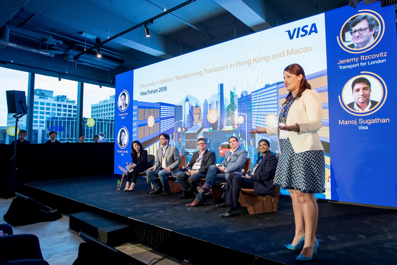 Visa香港及澳門地區總經理戴嘉倩（右）認為港人對感應式支付已相當熟悉，有足夠條件於交通系統引入感應式支付。