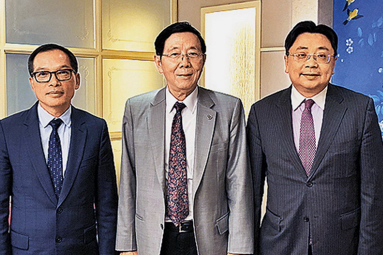 中信國際電訊主席辛悅江（中）表示，會繼續關注香港市場及潛在收購目標。