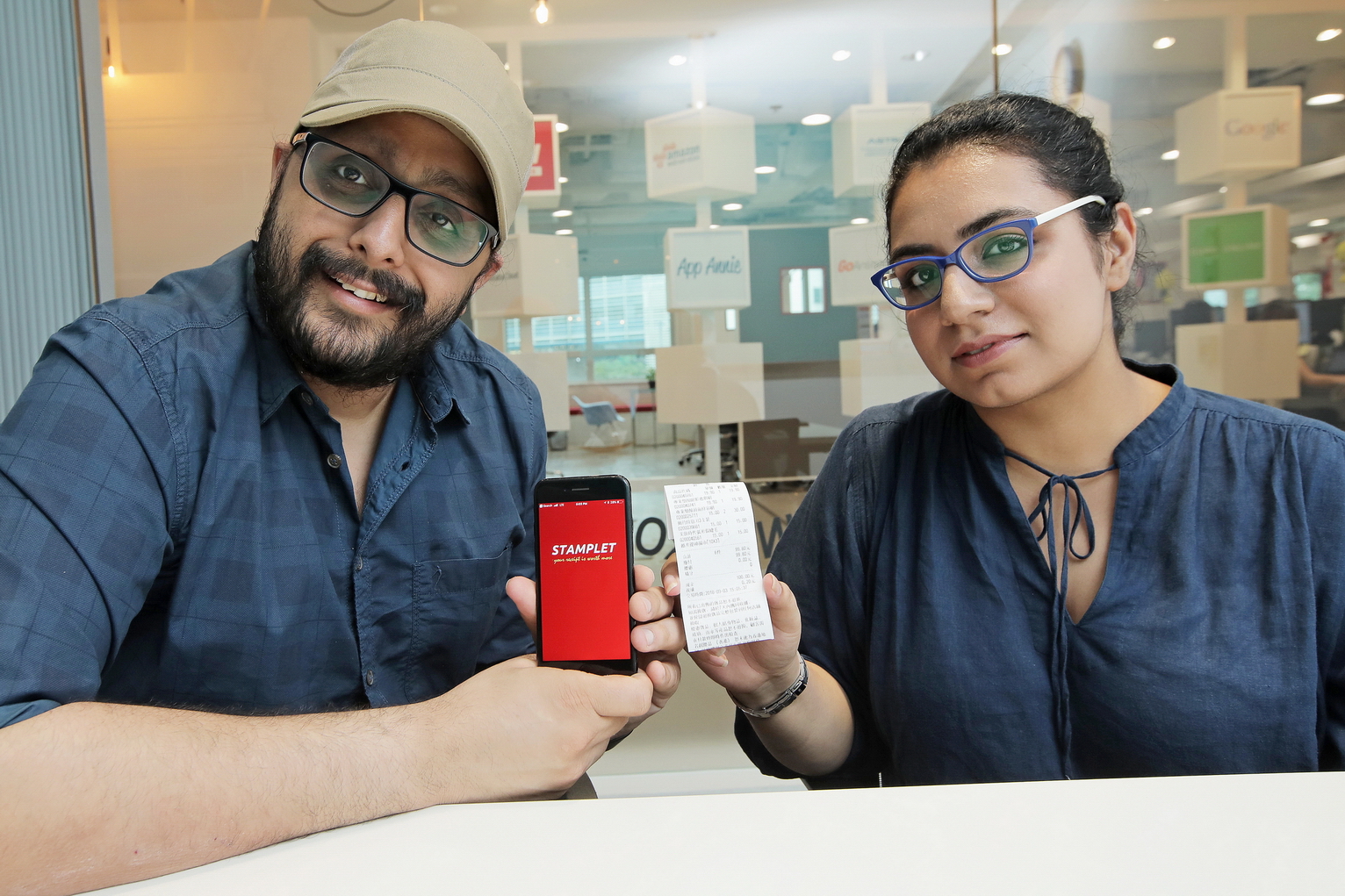 印度夫婦Nav Singh（左）及Simran Kaur（右）來港工作及定居後，創立發票兌換優惠平台Stamplet。（黃俊耀攝）