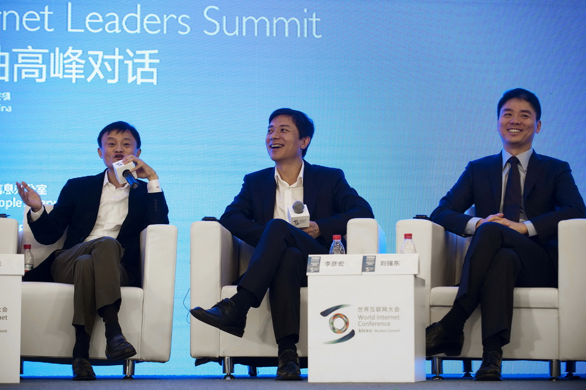 馬雲（左）和劉強東（右）都是中國兩大電商老闆，不過兩人建立的企業治理架構卻十分不同，前者重視分散權力和風險，後者則大權在握，若有任何風吹草動，對集團影響重大。（資料圖片）