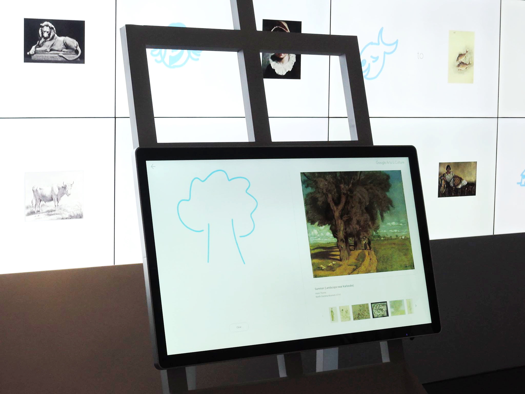 Google開發的「Draw to Art」和「Move Mirror」等，分別透過手繪素描、人體搖擺姿勢等組成的數據集，提升機器識別圖像功能。（陳子健攝）