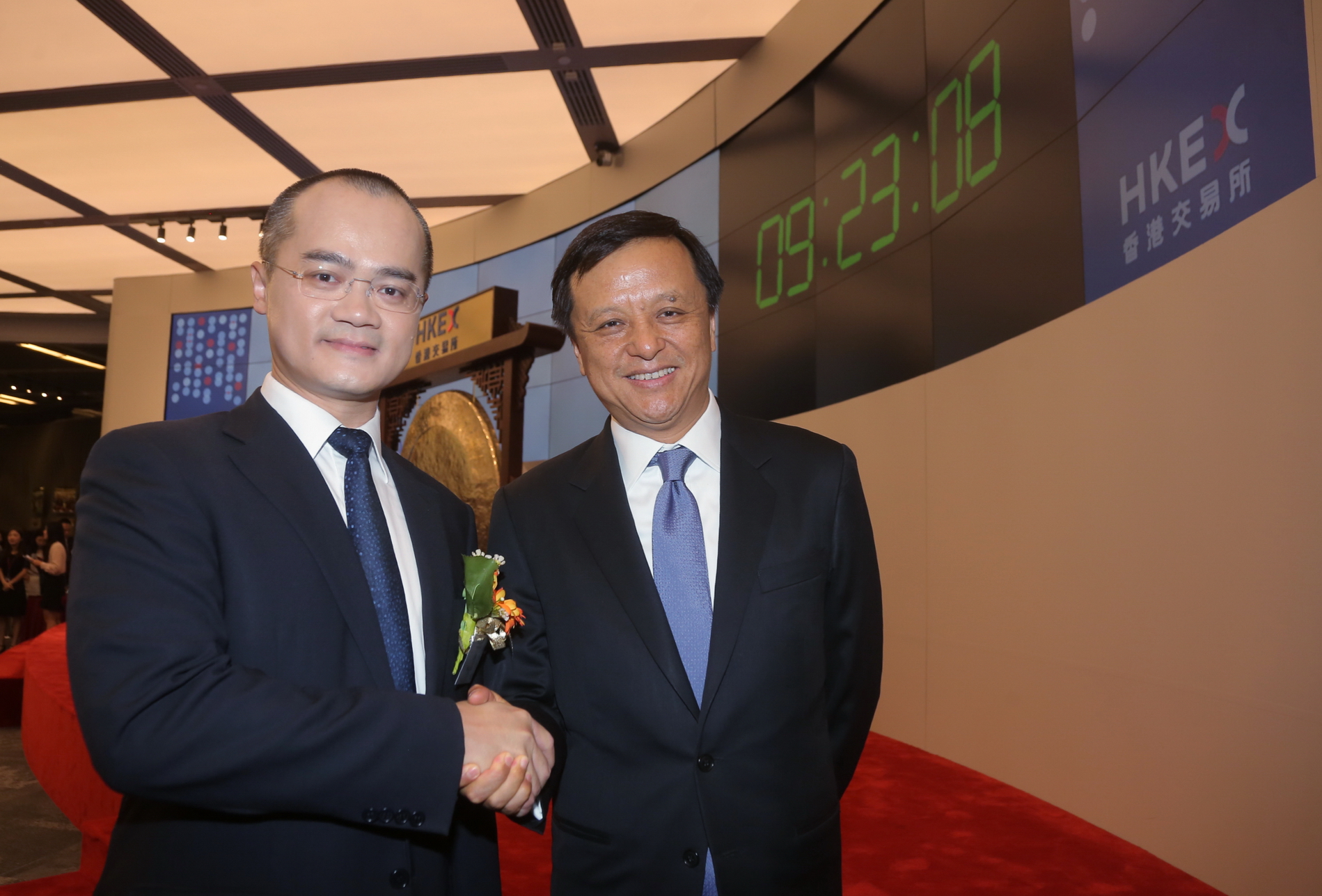 美團董事長王興（左）與港交所行政總裁李小加（右）在美團上市儀式合影。（黃潤根攝）