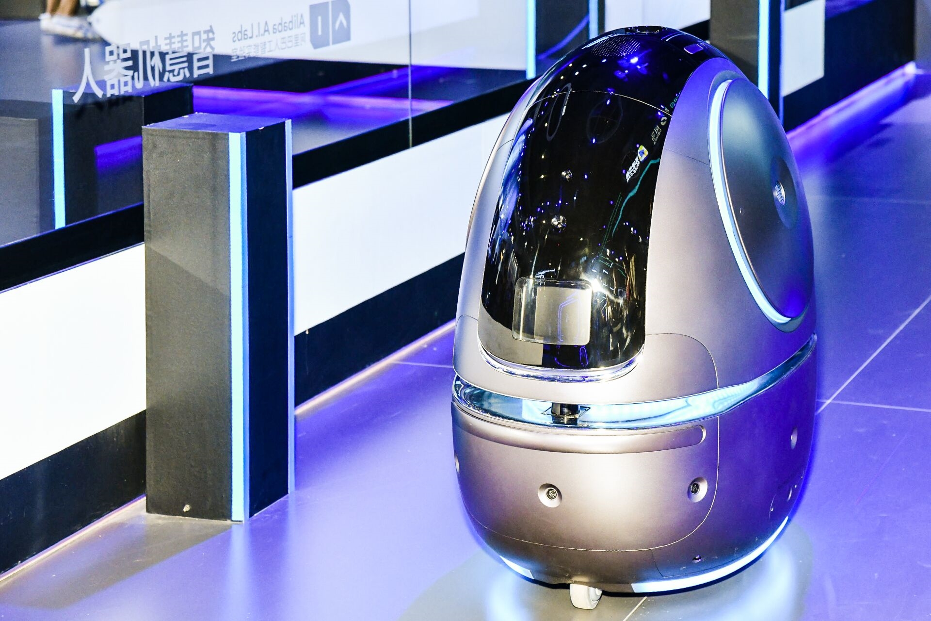 天貓精靈太空蛋是一款服務型機器人，它具備視覺導航技術。（快科技網上圖片）