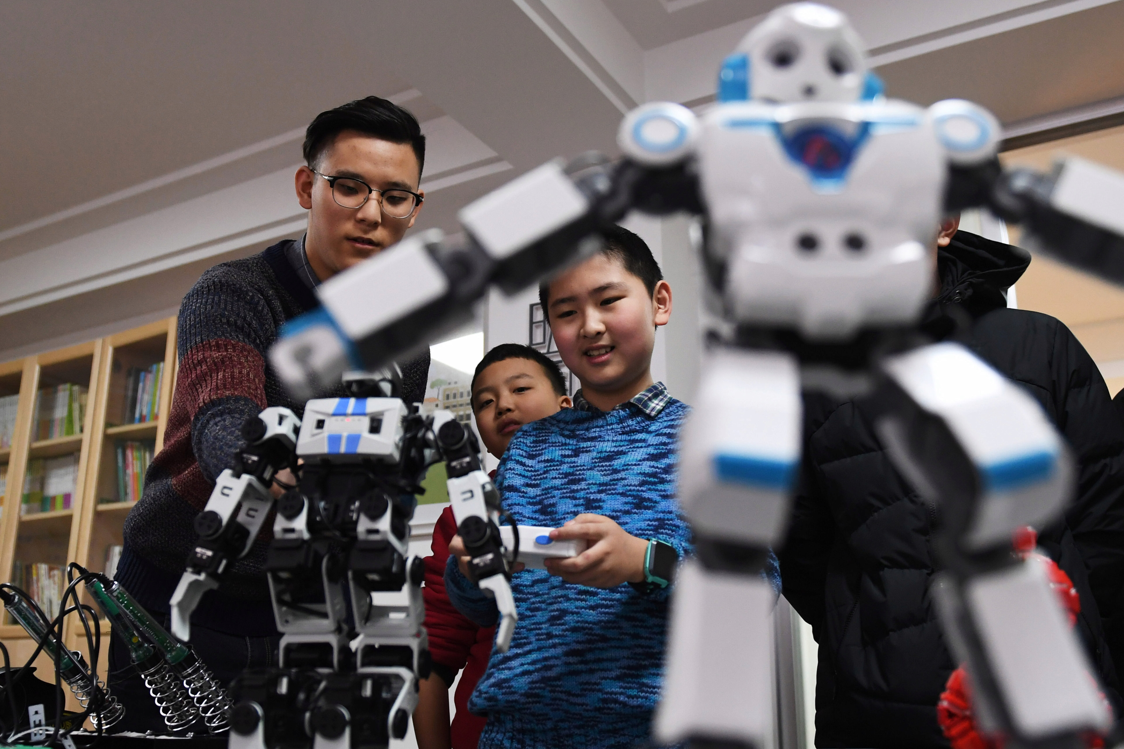 李開復的新書《AI新世界》，詳細闡述中國有極大潛力在未來的人工智能和機械人戰爭中勝出。（新華社資料圖片）