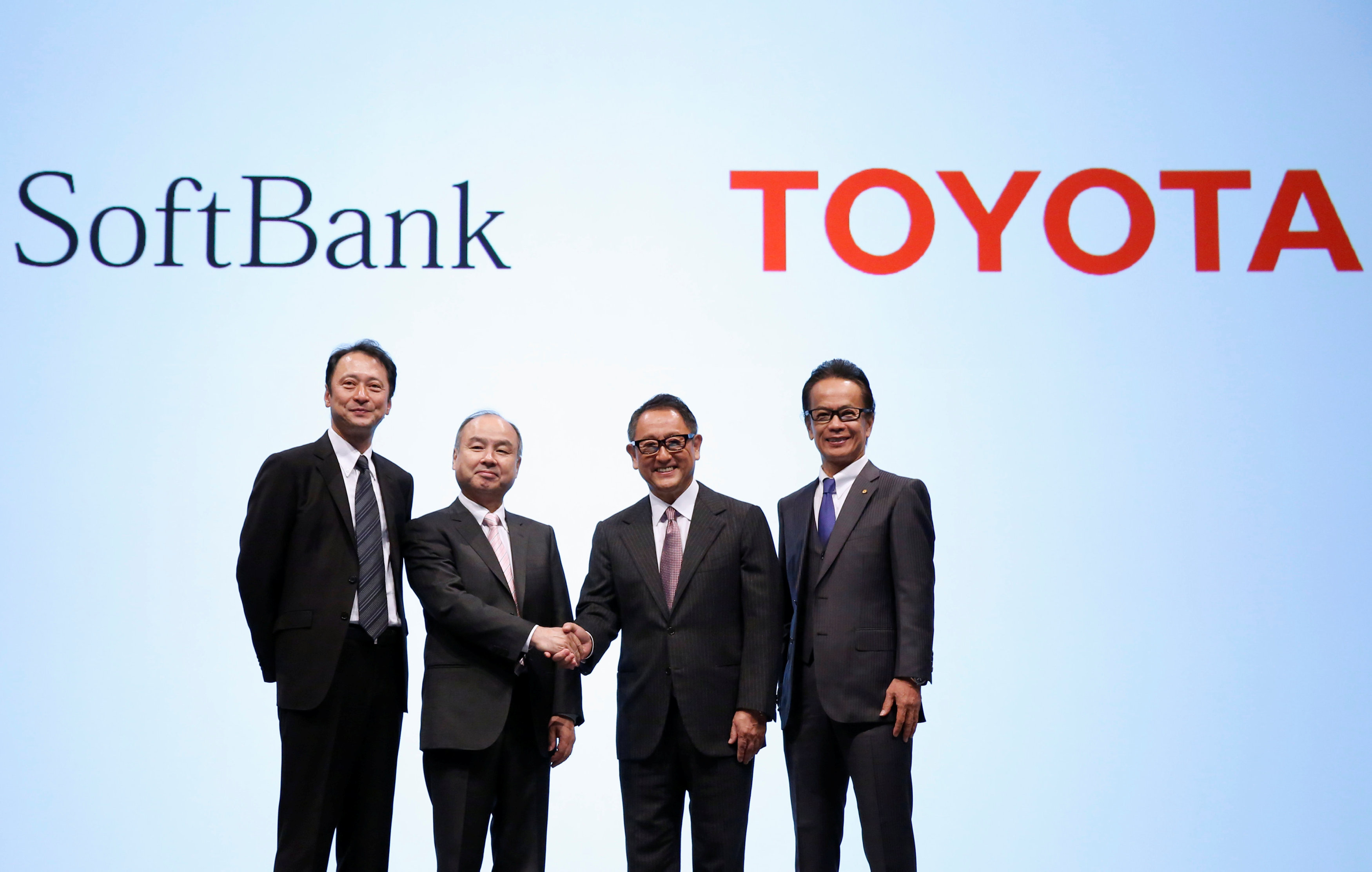 豐田與軟銀宣布成立聯營公司；左起為宮川潤一、孫正義、豐田章男及友山茂樹一同出席發布會。（路透圖片）