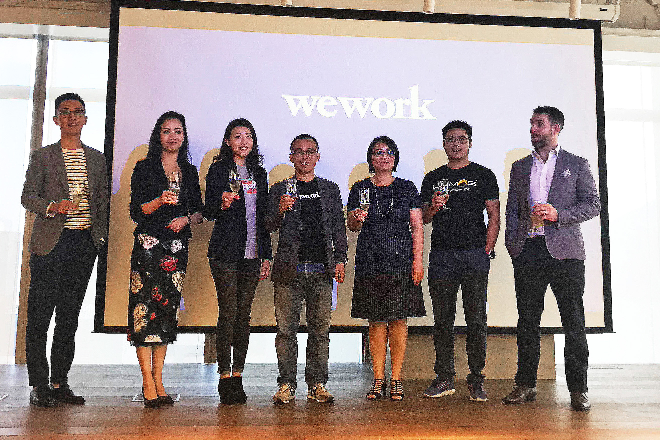WeWork九龍首個創新空間開幕，圖為WeWork大中華區總經理艾鐵成（左四﹚、WeWork香港商業部董事高佳斯（右一﹚、WeWork香港社區總監金慧欣（左三﹚，以及Lumen Labs業務發展經理Zhan Tang（右二）。