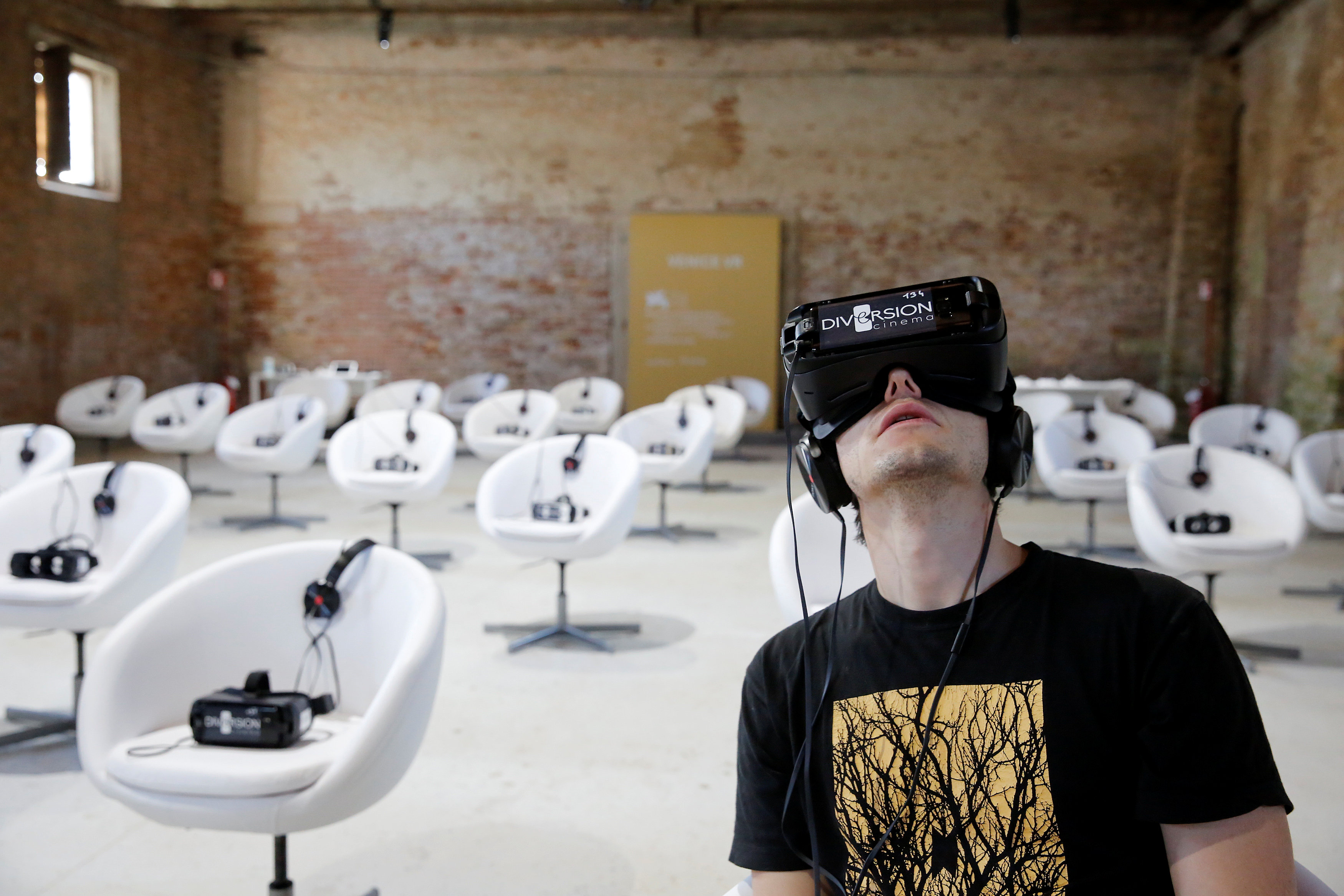 現在VR則是利用電腦建構出立體虛擬空間，再通過科技，刺激使用者的感官如視覺和聽覺，使他們以為自己身在其中。 （路透資料圖片）